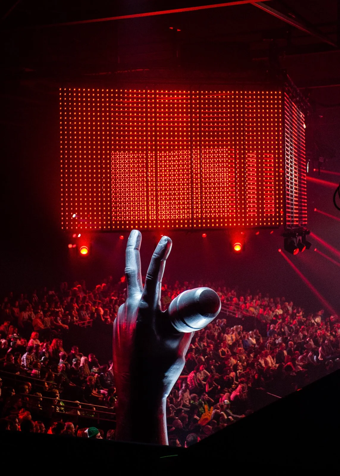 Large-scale broadcast scenography with flexible lighting design supporting performances and live audience setup