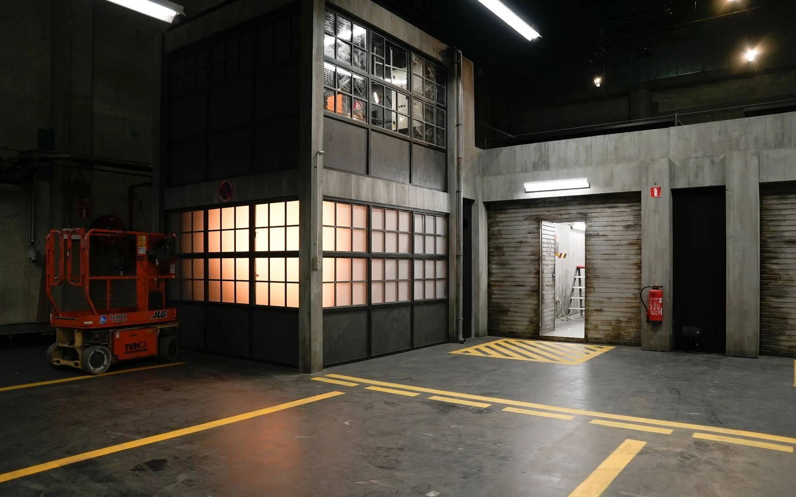 Arena-style TV studio with escape room boxes for Kamp Jeroom