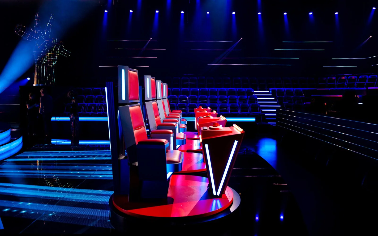 Television studio set design with rotating chairs and reflective stage for The Voice van Vlaanderen broadcast format