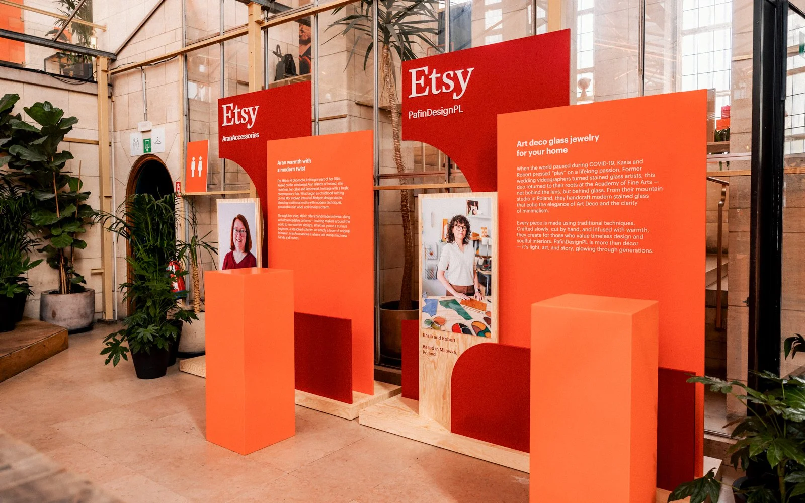 Flexible exhibition scenography designed for fast installation and coherent layout across multiple booths