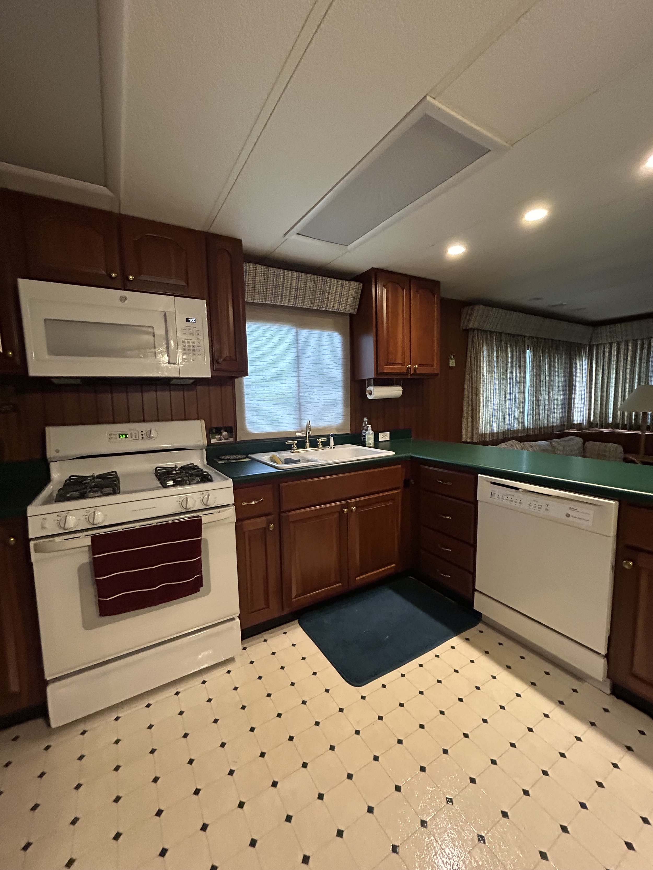 10 kitchen.jpeg