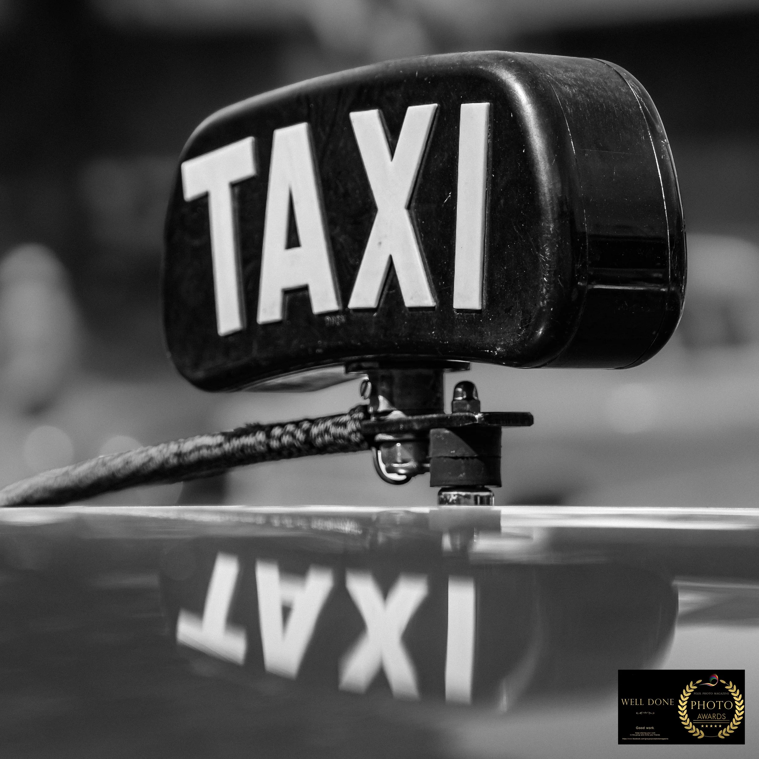 Taxi-Leuchtzeichen · Well Done · Pixel Photo Magazine · 2026