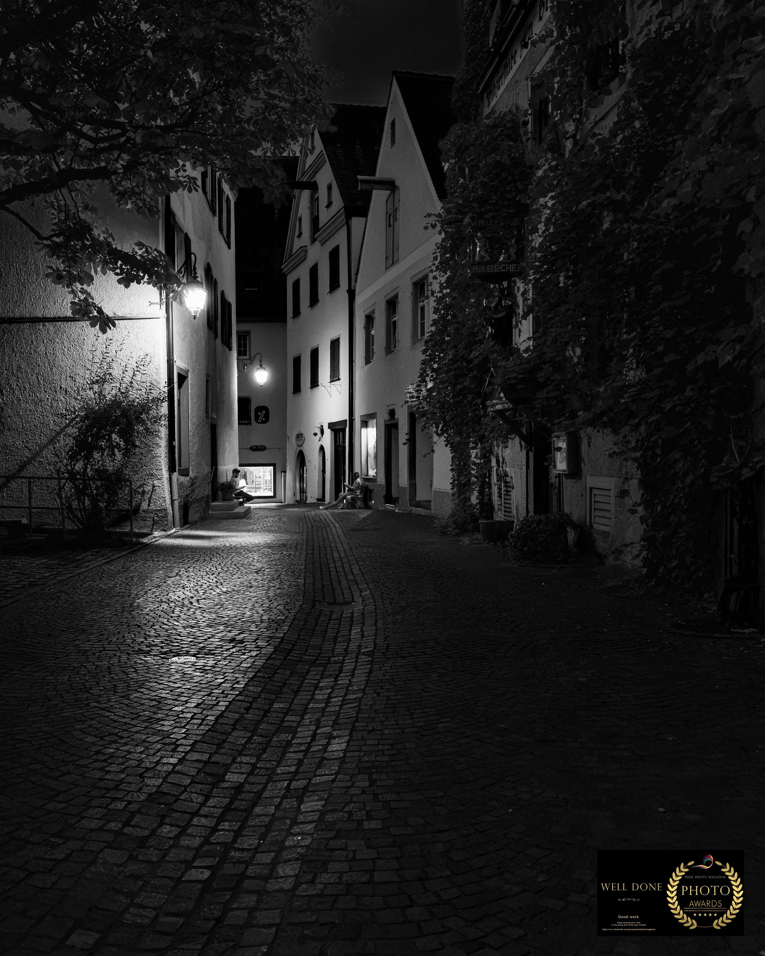 Nächtliche Gasse · Well Done · Pixel Photo Magazine · 2026