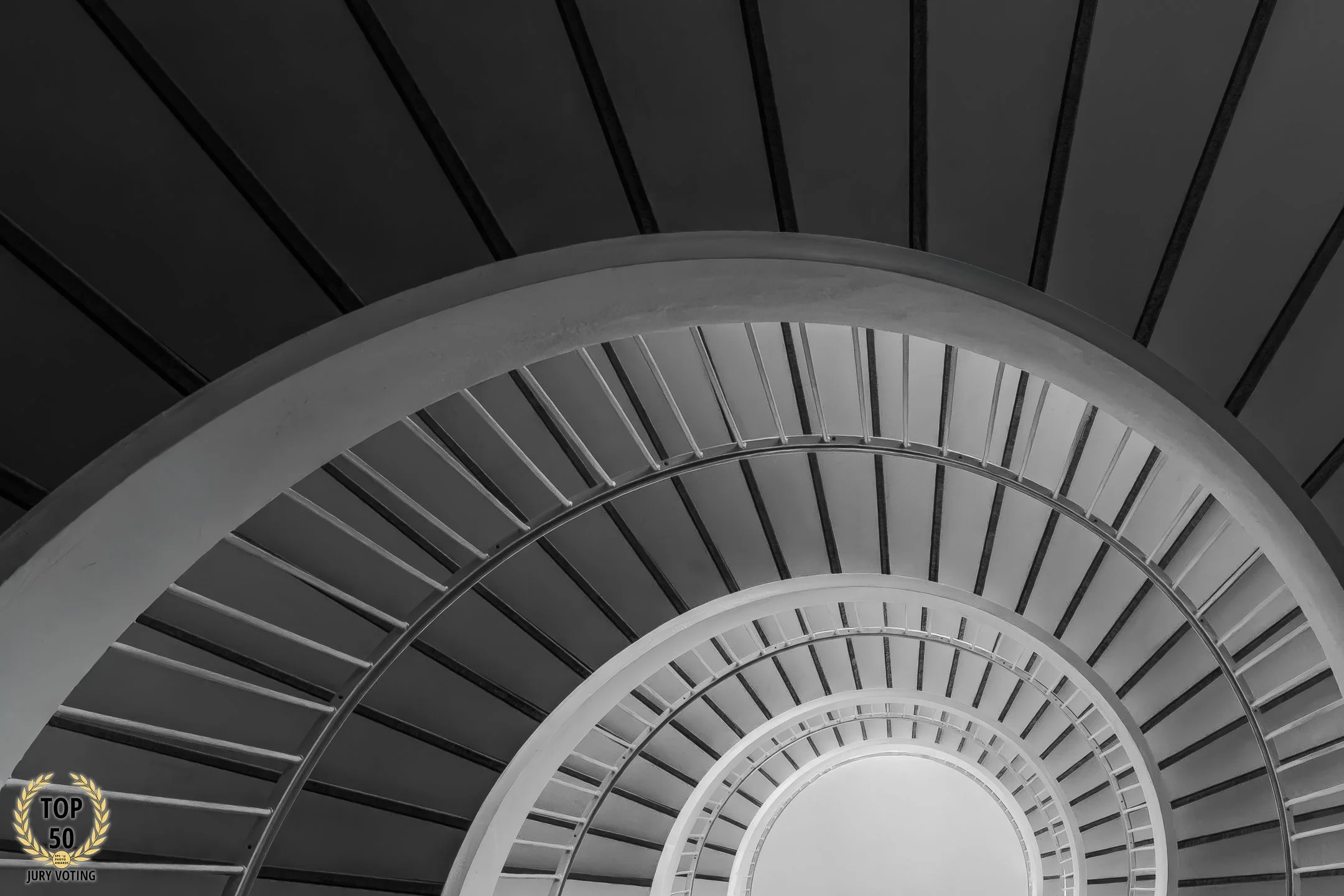 Spiraltreppe im Säntis-Gipfelgebäude. Top 50 des SPC Photo Awards Bodensee 2025.