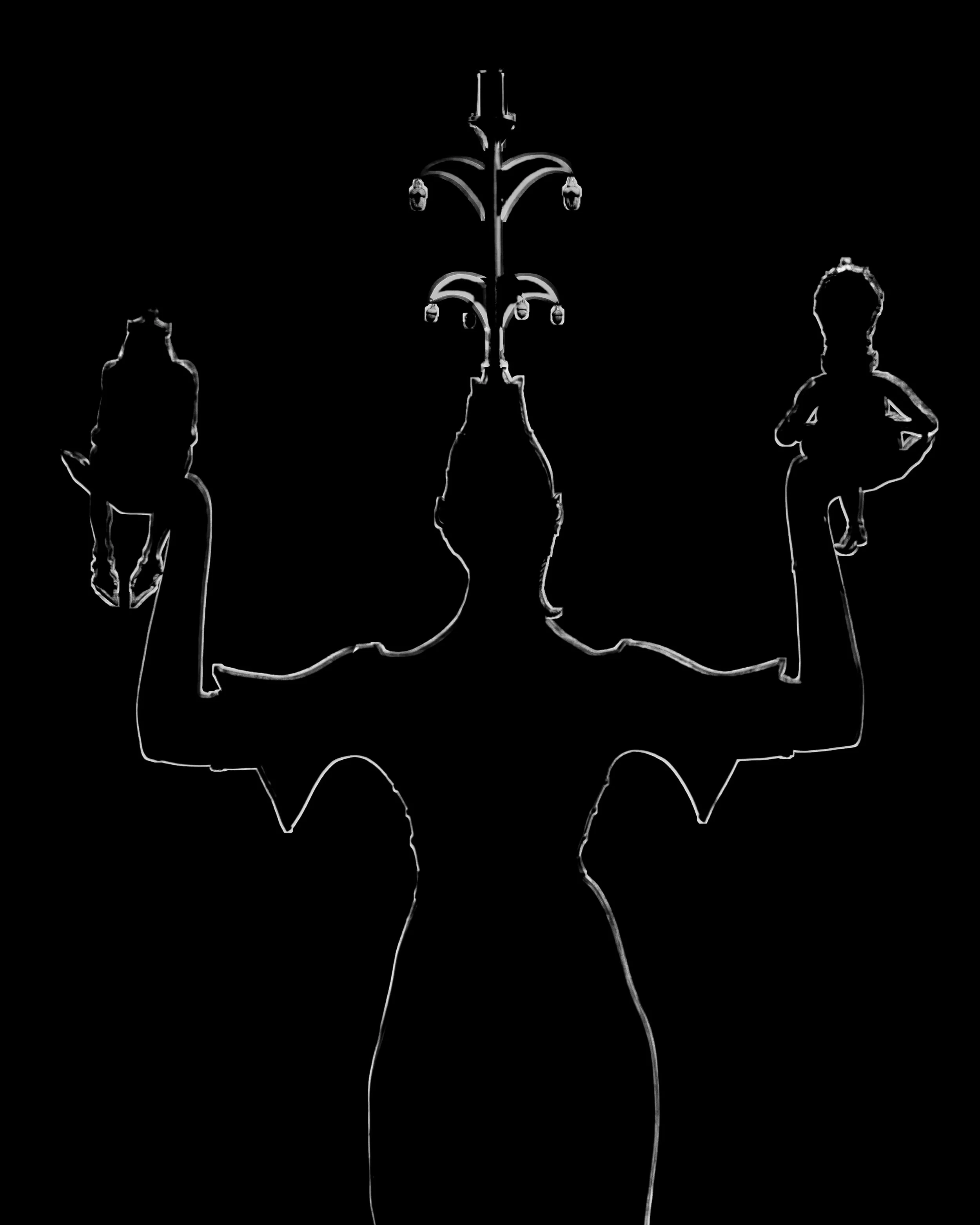 Silhouette von der Imperia aus Konstanz auf einem schwarzen Hintergrund.