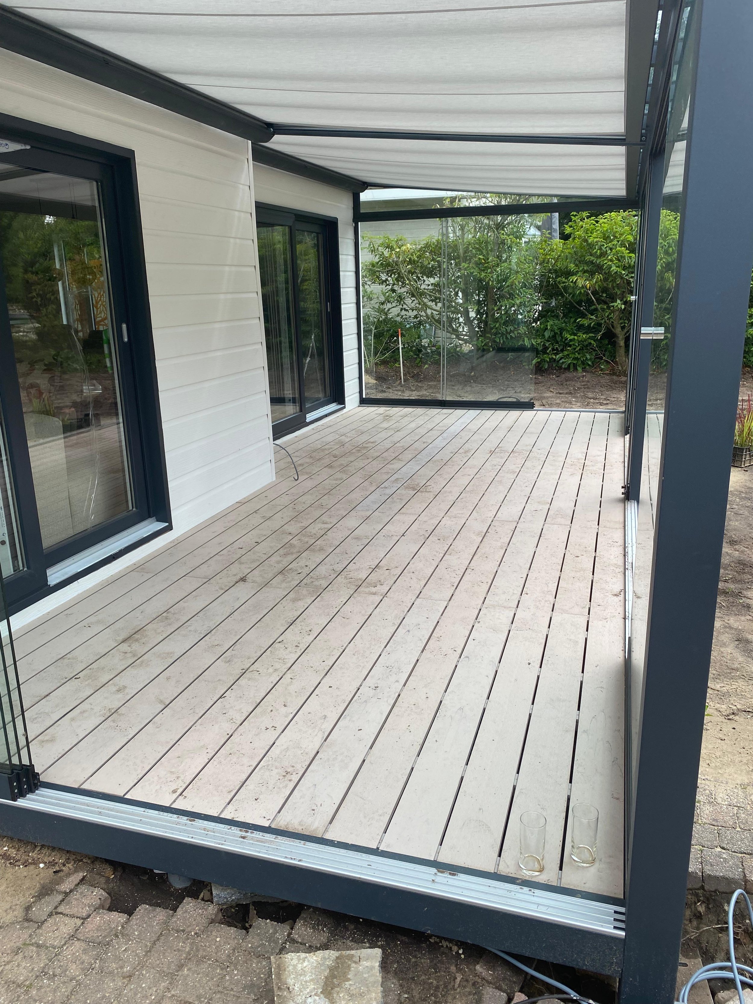 M.B Vlonders- Composiet Vlonder onder terras overkapping