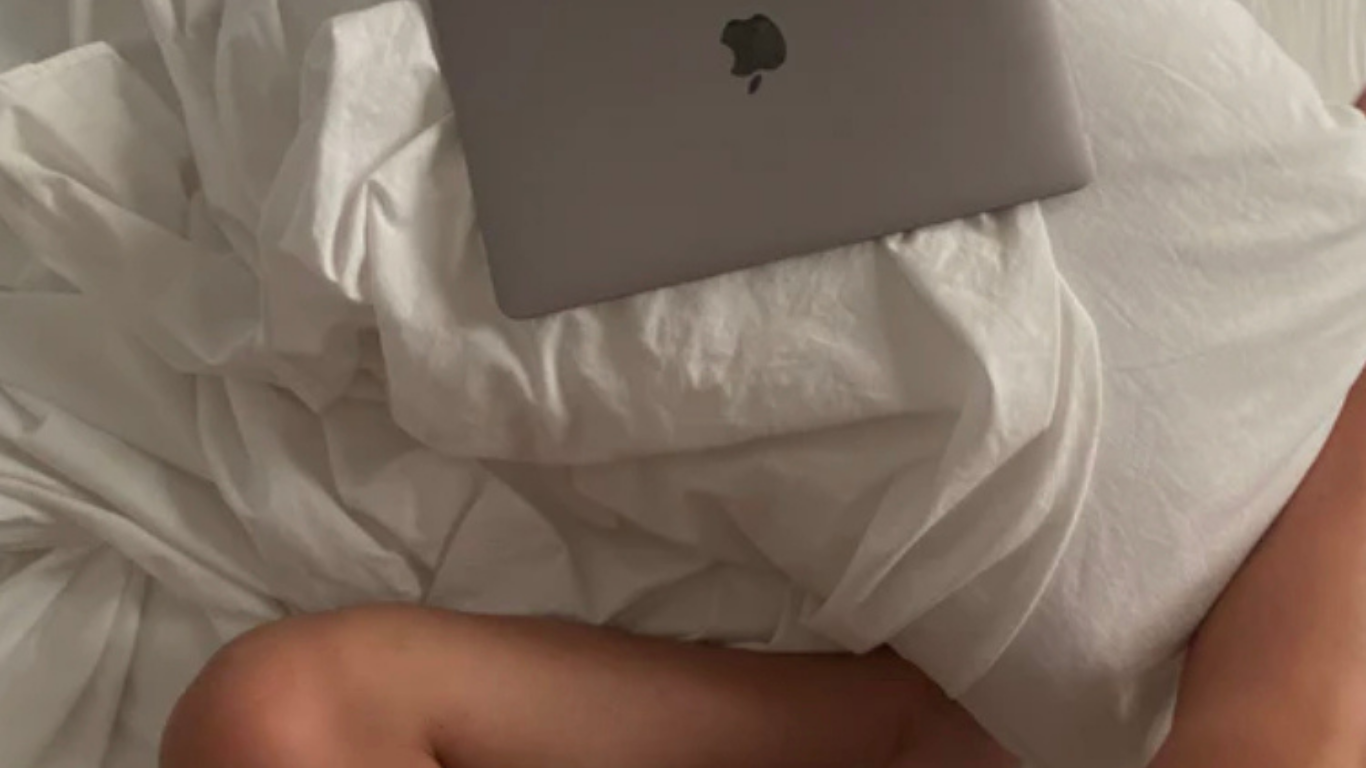 Person in bed with a macbook