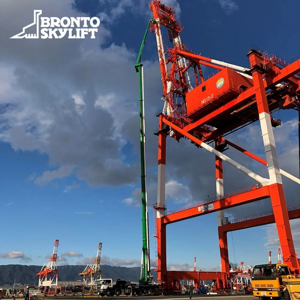 Una piattaforma aerea Bronto Skylift sta lavorando.
