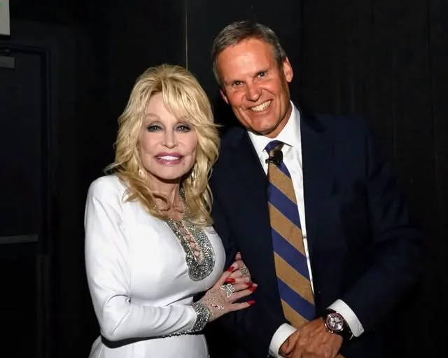 Tennessee Governor Announces Plan to Honor Dolly Parton at Nashville Airport