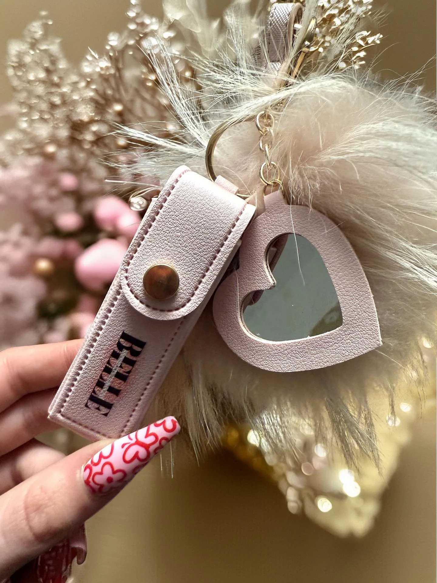 🇫🇮 Limited Edition &ndash; Lip Oil luksuskotelolla

Hemmottele itse&auml;si Belle Beautyn LIMITED EDITION Lip Oililla &mdash; ylellinen uutuus, joka on yht&auml; kaunis mukana kuljetettavaksi kuin k&auml;ytett&auml;v&auml;ksikin.💕

Settiin sis&aum