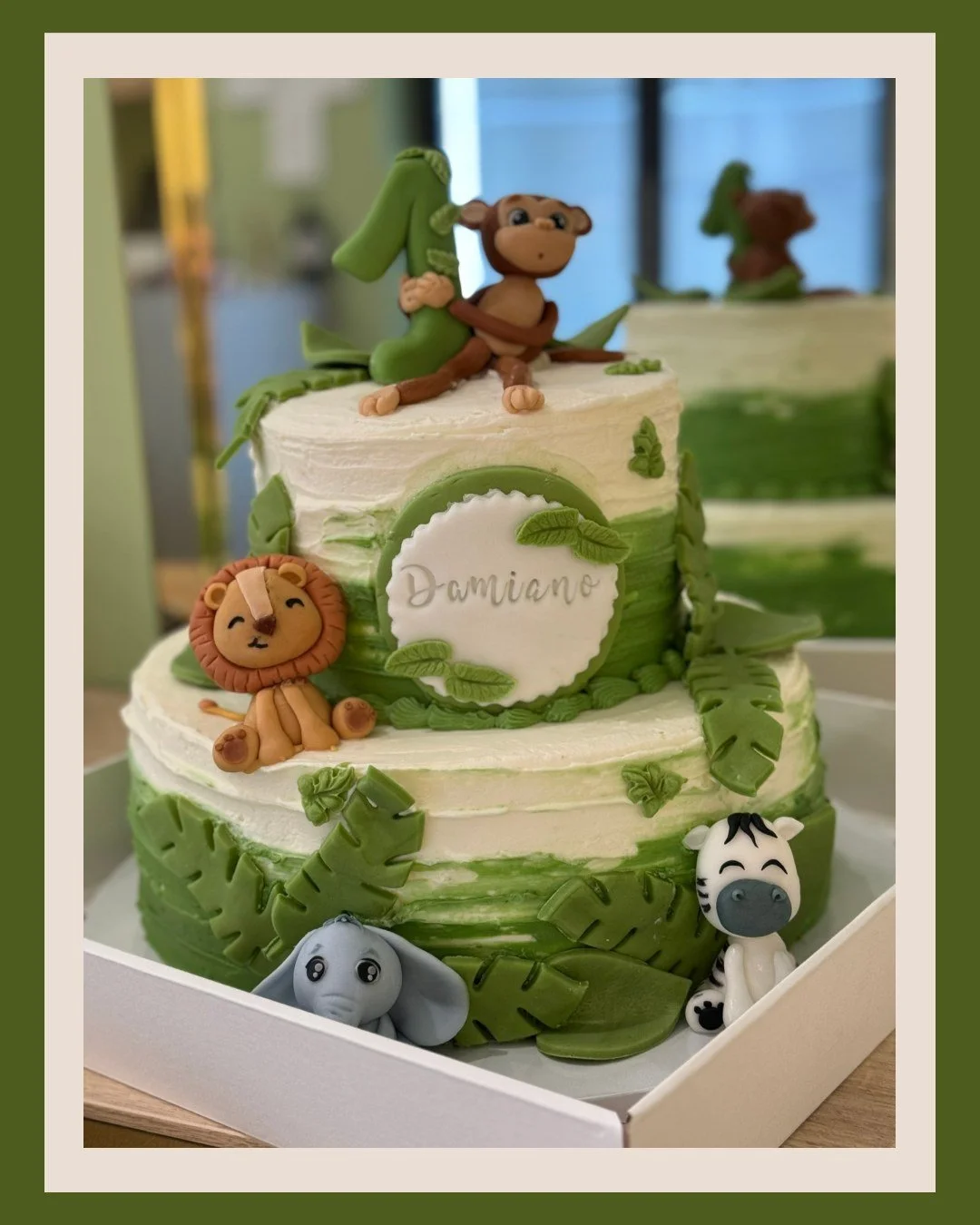 Per il primo compleanno di Damiano abbiamo portato un po&rsquo; di giungla in pasticceria! 🌿🦁🐒🐘🦓
Due piani reali per una torta a tema safari realizzata su misura, curata in ogni dettaglio per rendere il suo giorno ancora pi&ugrave; speciale 💚

