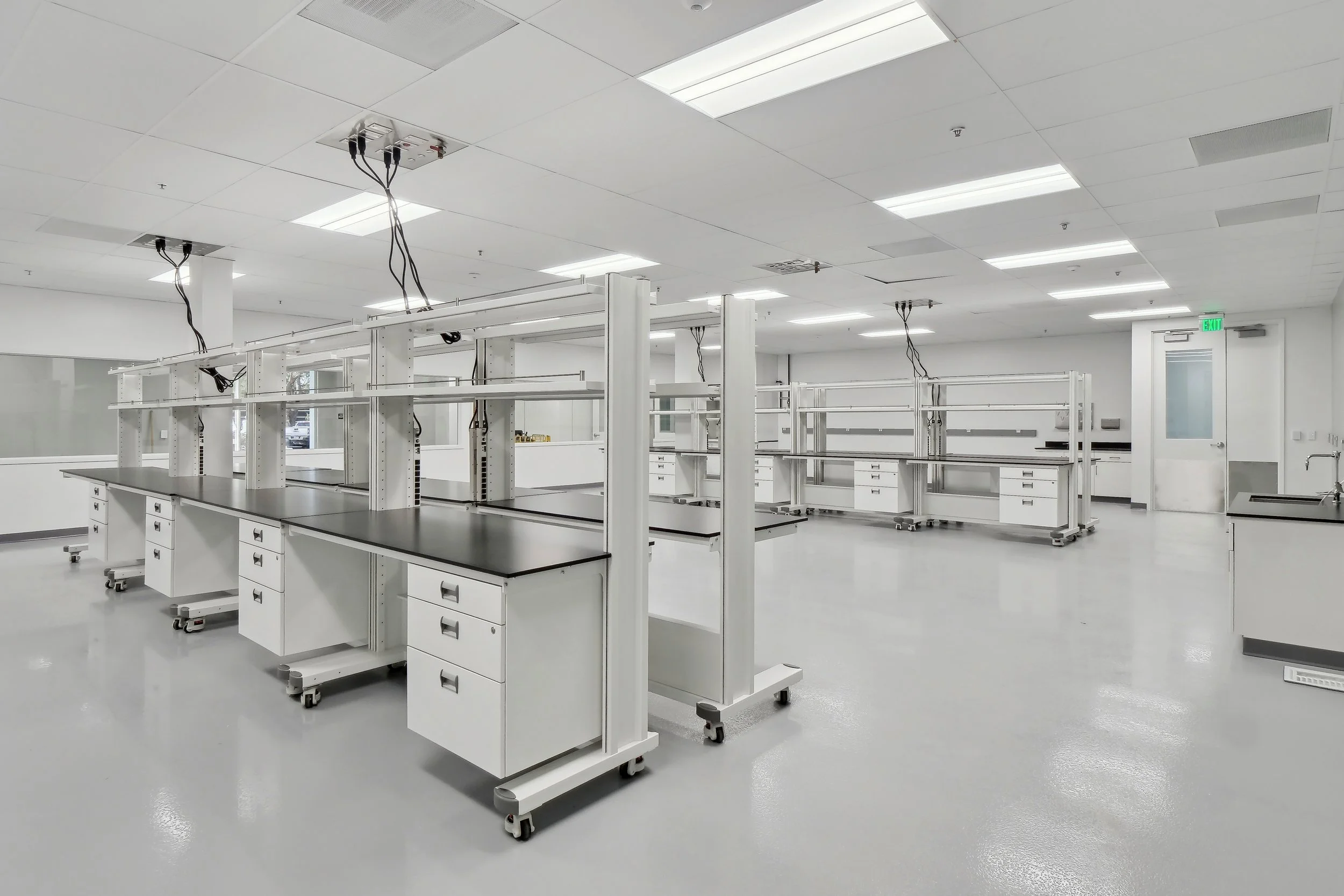 47200 Bayside Wet Lab Room.jpg