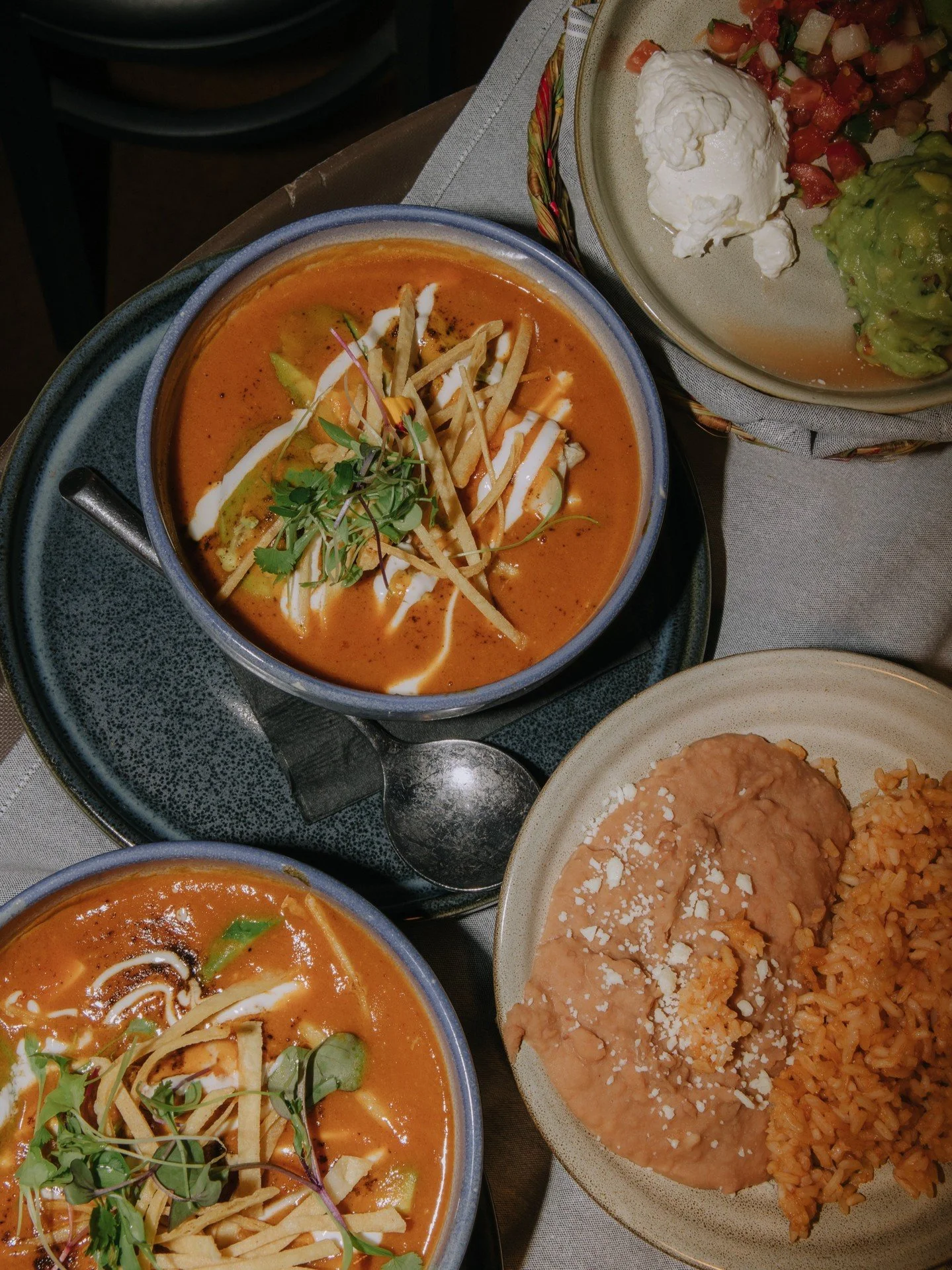 This is what your table should look like 😍
Savory bowls, fresh sides, and a perfectly salted margarita to sip between bites 🌮🍹