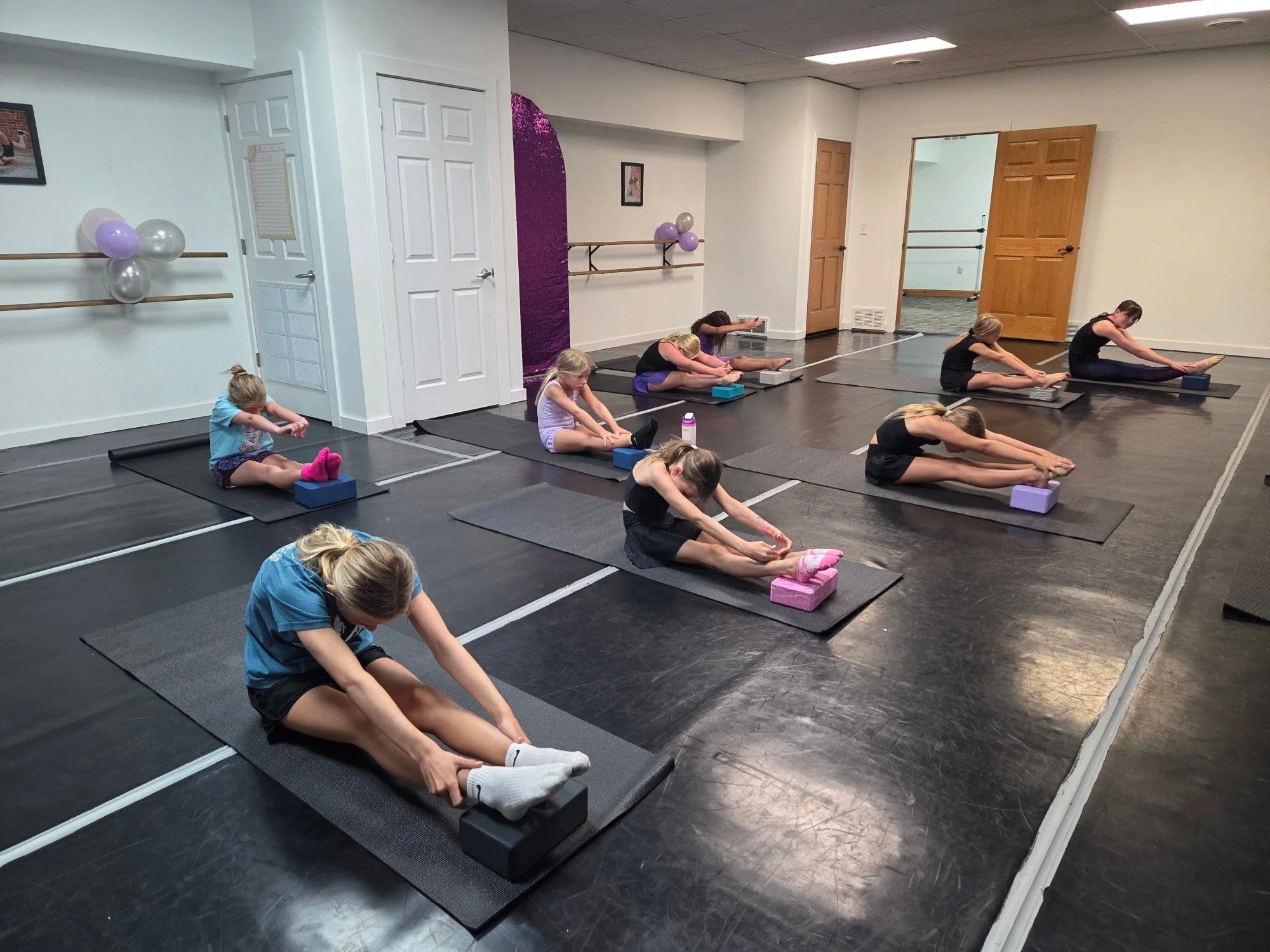 4 Weeks of Dedication ✨️

Our stretch to splits class has officially wrapped up and we could not be prouder of how hard these dancers are working in class and at home. Consistent stretching pays off! 

👇 Drop a 💜 in the comments to congratulate our
