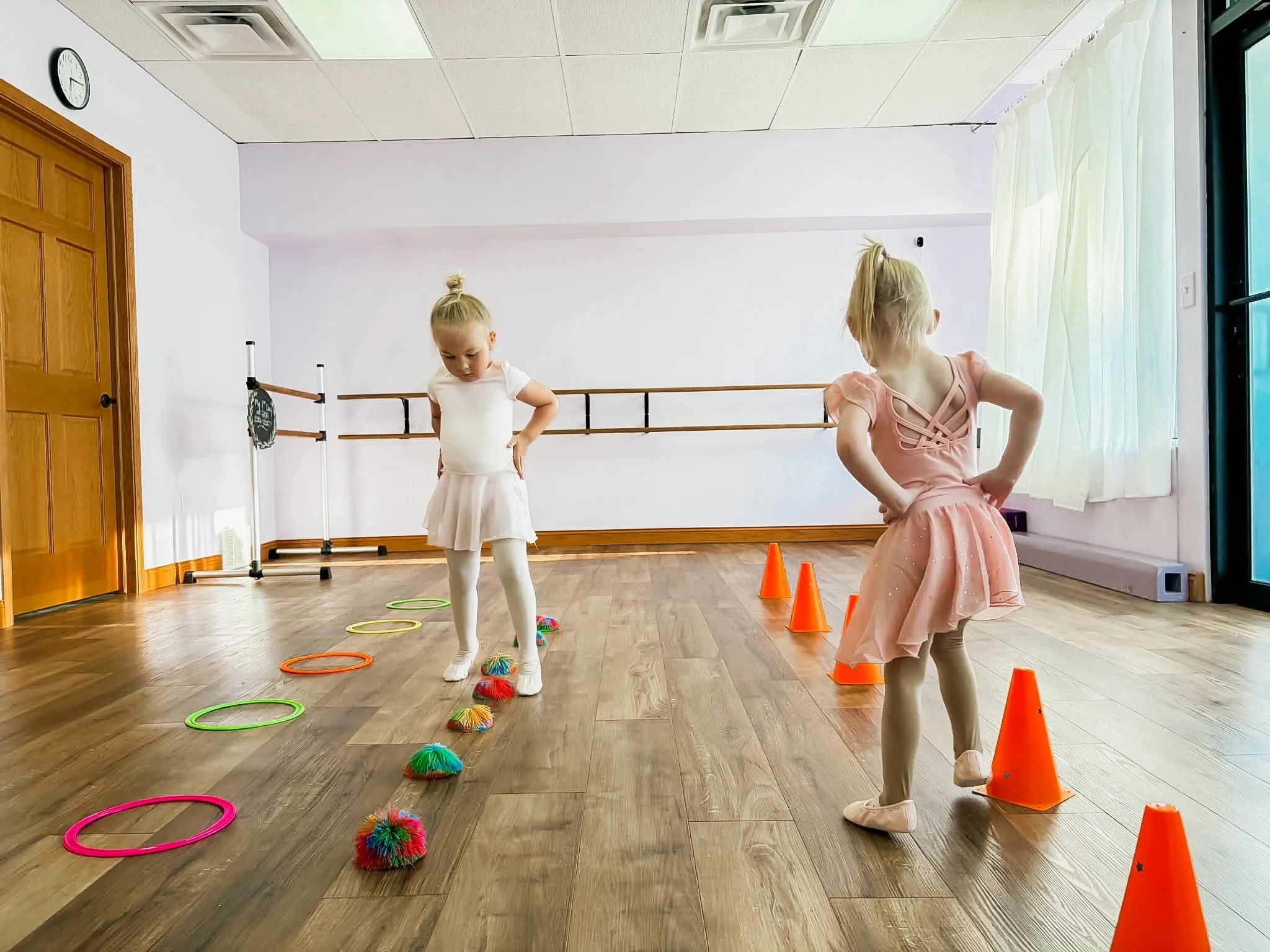 Why do we incorporate obstacle courses into our creative movement classes? Its way more than just fun and games!

💜 Body Awareness &amp; Balance: Navigating beams and stepping stones builds core balance and spatial awareness. 

💜 Brain Power &amp; 