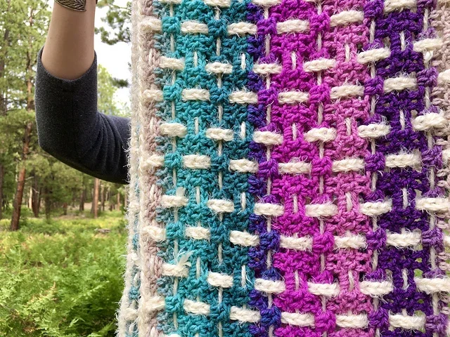 Plaid_scarf_outdoor_closeup_medium2.webp