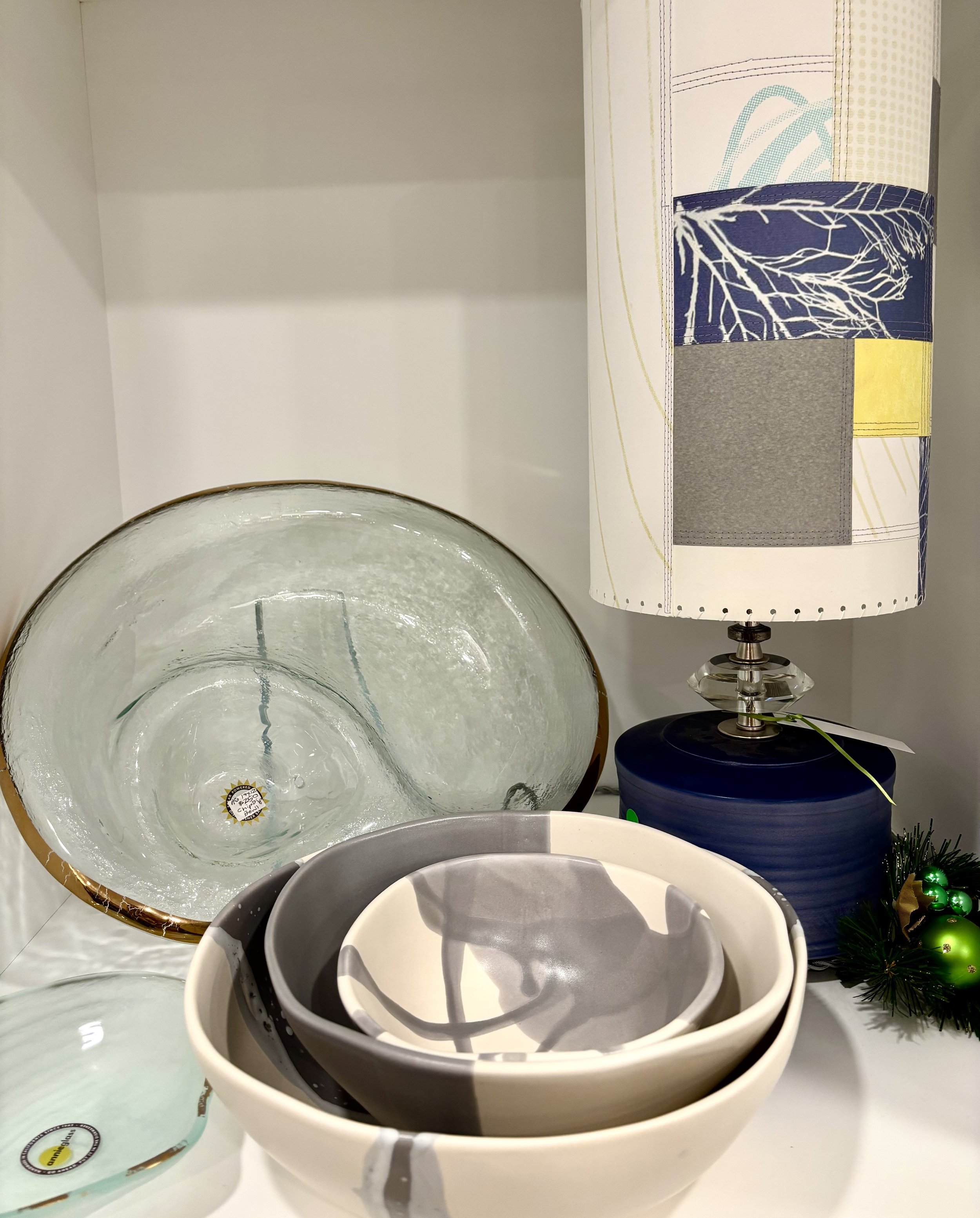 PERIWINKLE LAMP SHELF W:CERAMICS FW25.jpg