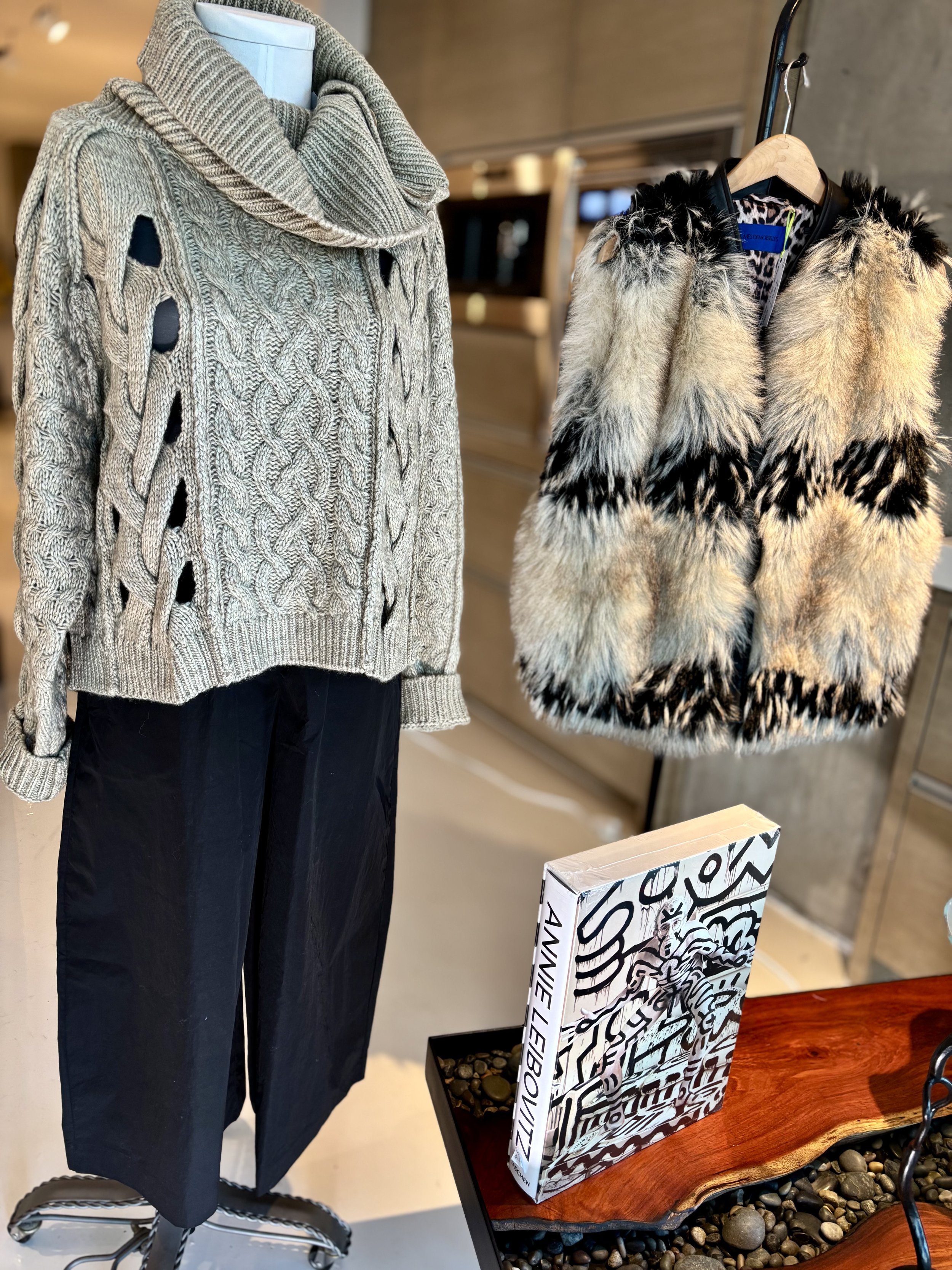 THE MIX WINDOW MES DESMOISELLES FUR & SWEATER FW25.jpg