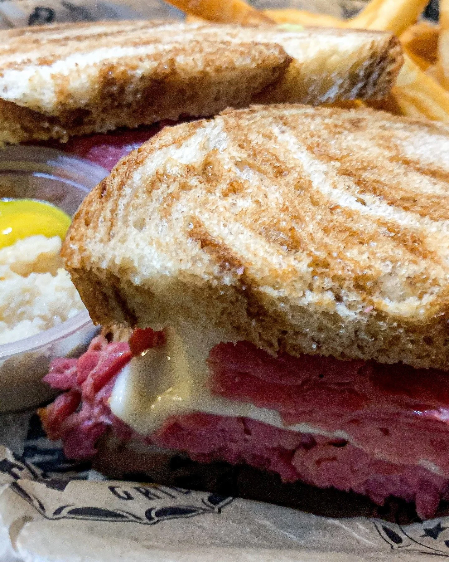 🌈 This weekend at Legends &mdash; festive St. Patty&rsquo;s fun! 

🍀 Corned Beef &amp; Cabbage
🍀 Corned Beef Sandwiches
🍀 Reuben Rolls

🍺 $3 Green Domestic Drafts
🍺 $5 Guinness
💣 $7 Irish Car Bombs
🍹 $10 Irish Honey Cocktails