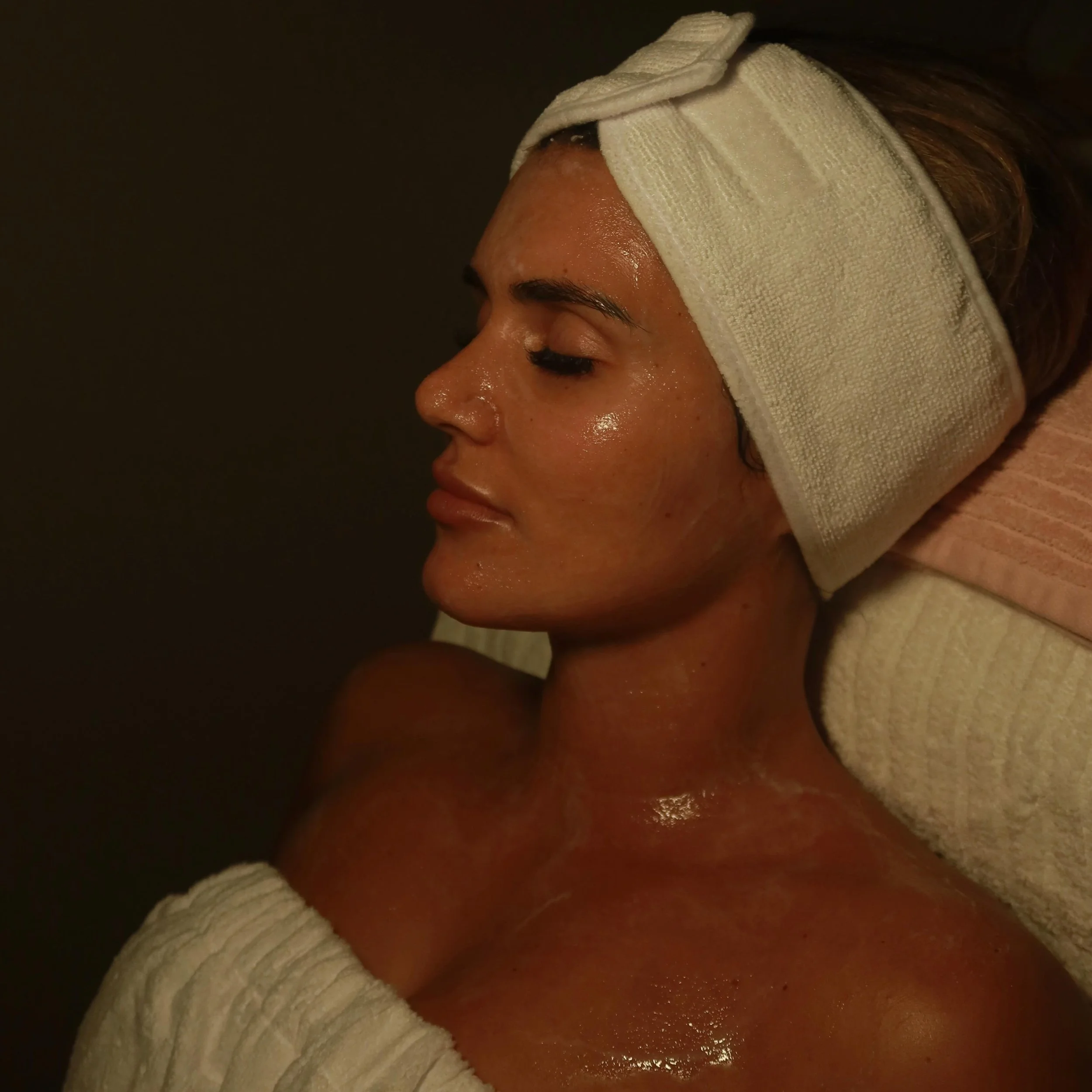 The iS Clinical Foaming Enzyme Treatment combines powerful fruit enzymes, papaya and pineapple extracts, to gently dissolve dead skin cells while oxygenating the skin for a brighter, smoother complexion.

💫 Benefits:
&bull; Deeply cleanses and detox