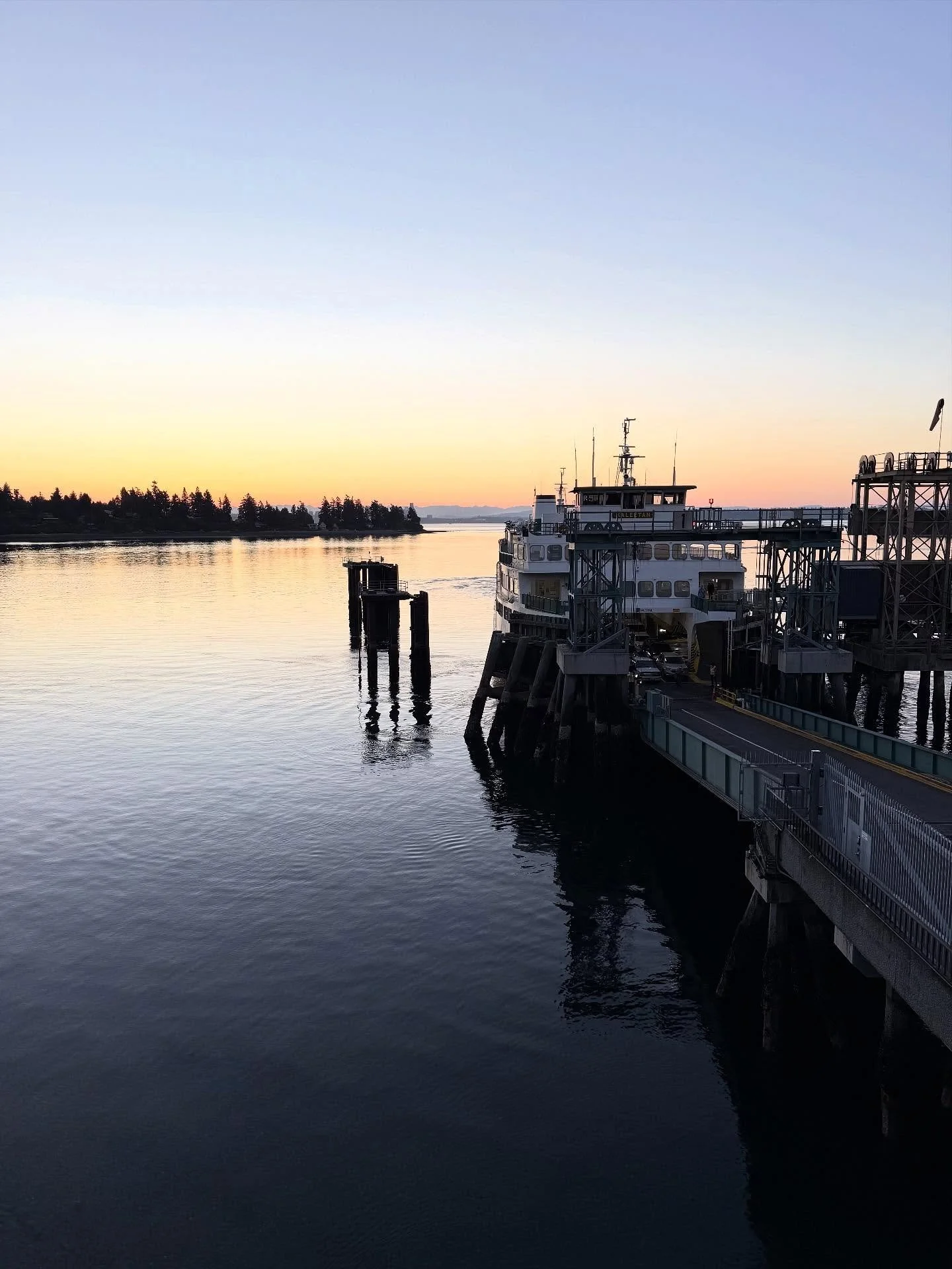 Autumn mornings 🍂 Have a great Sunday, Bainbridge!