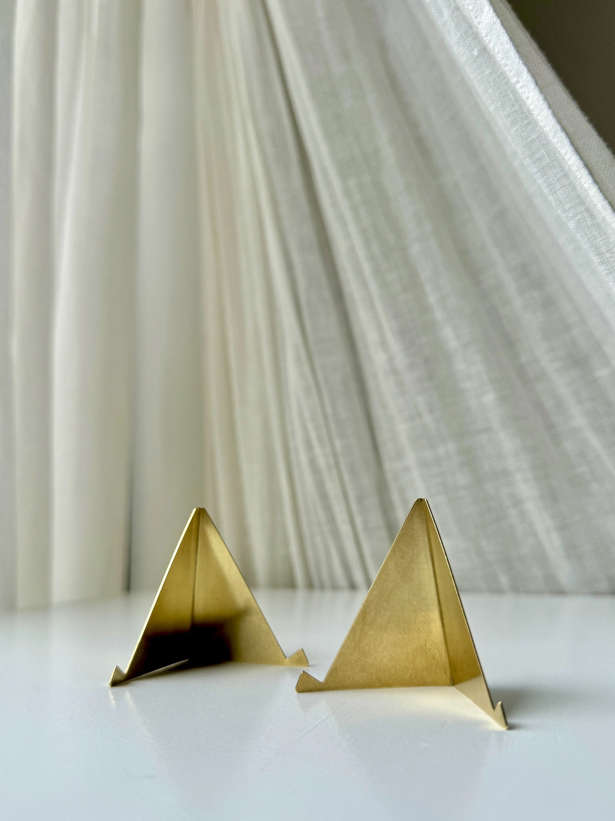 TRIANGLE CARD STAND