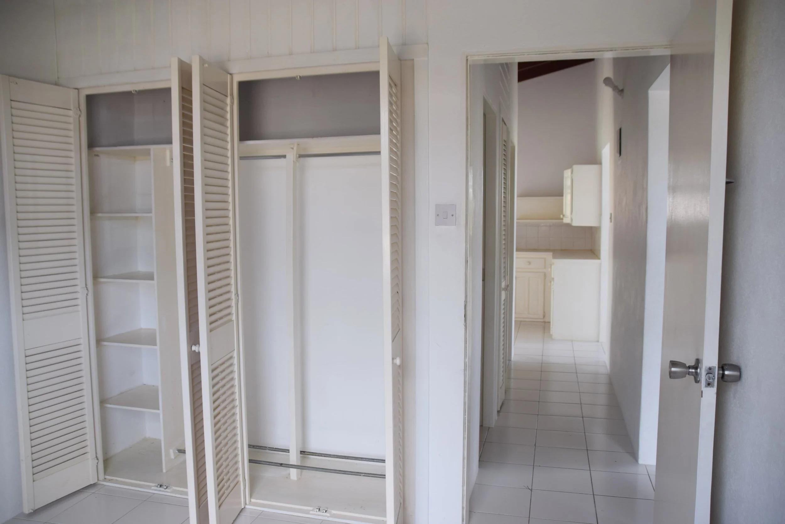 Bedroom w/ closet storage