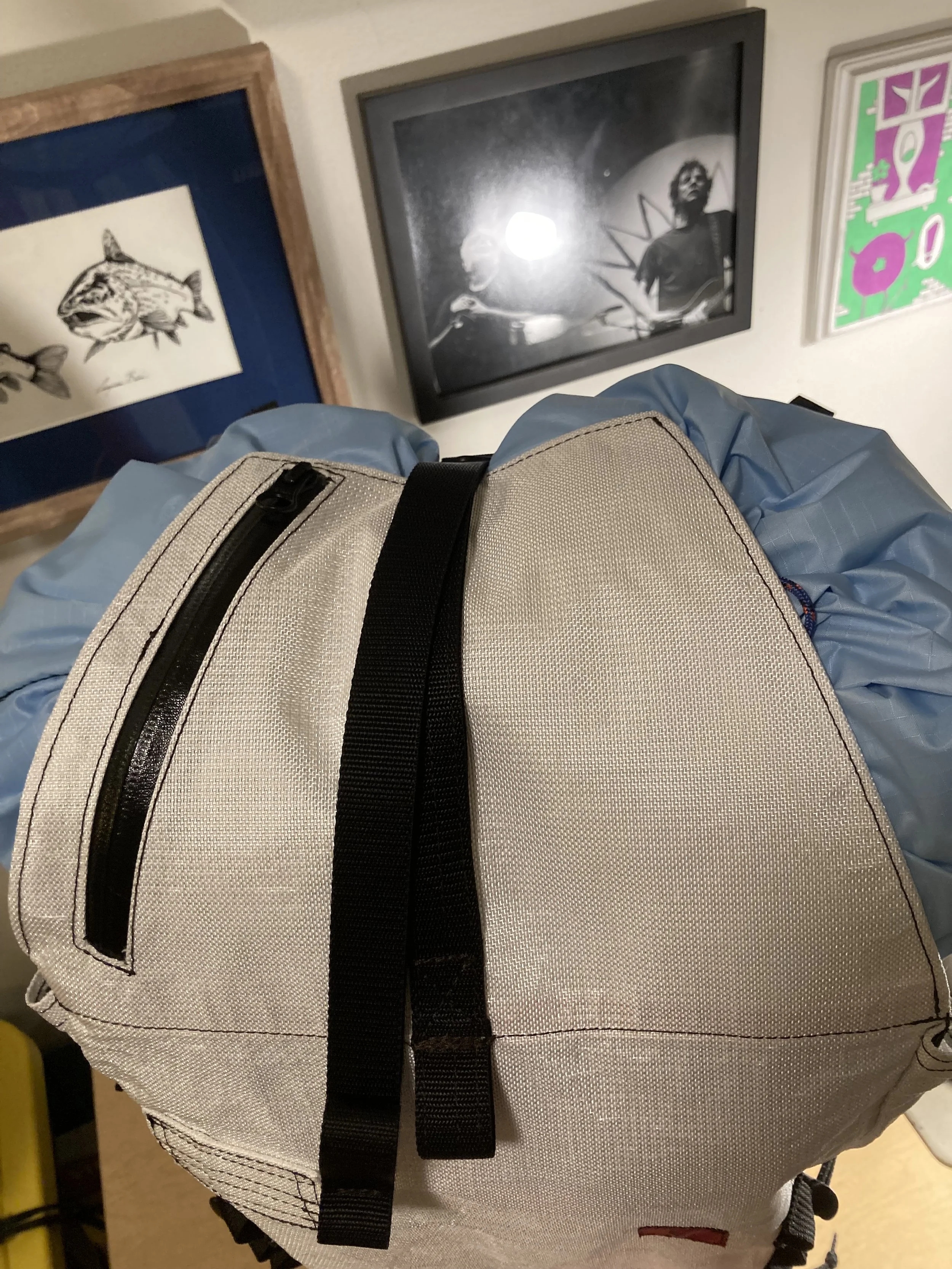 Cinch top closure with a flap that covers the main and avy compartment, equipped with a pocket.
