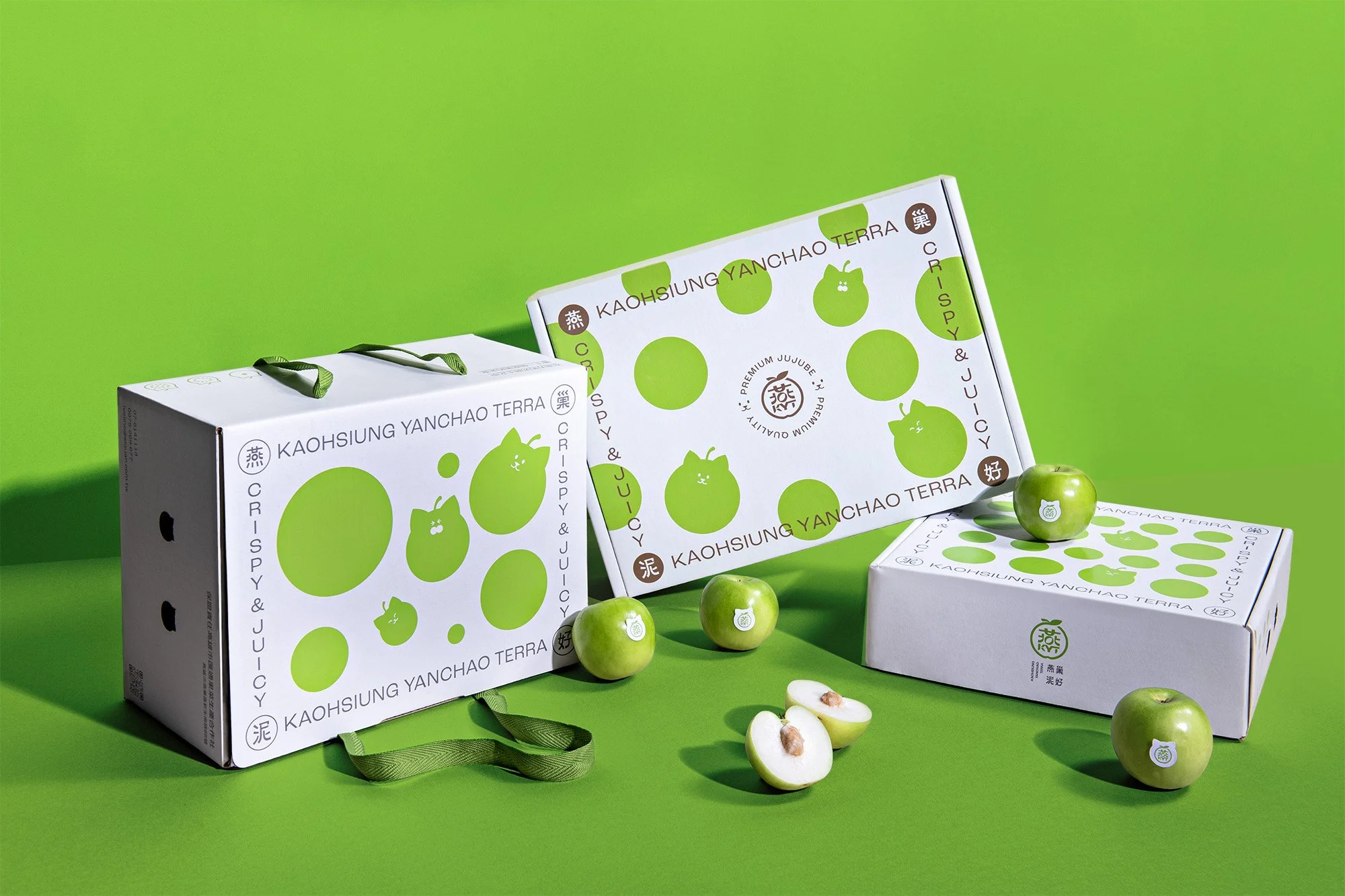 Green apples, some cut open showing seeds, alongside packaging with green and white design featuring cartoon apples and Chinese characters, on a bright green background.