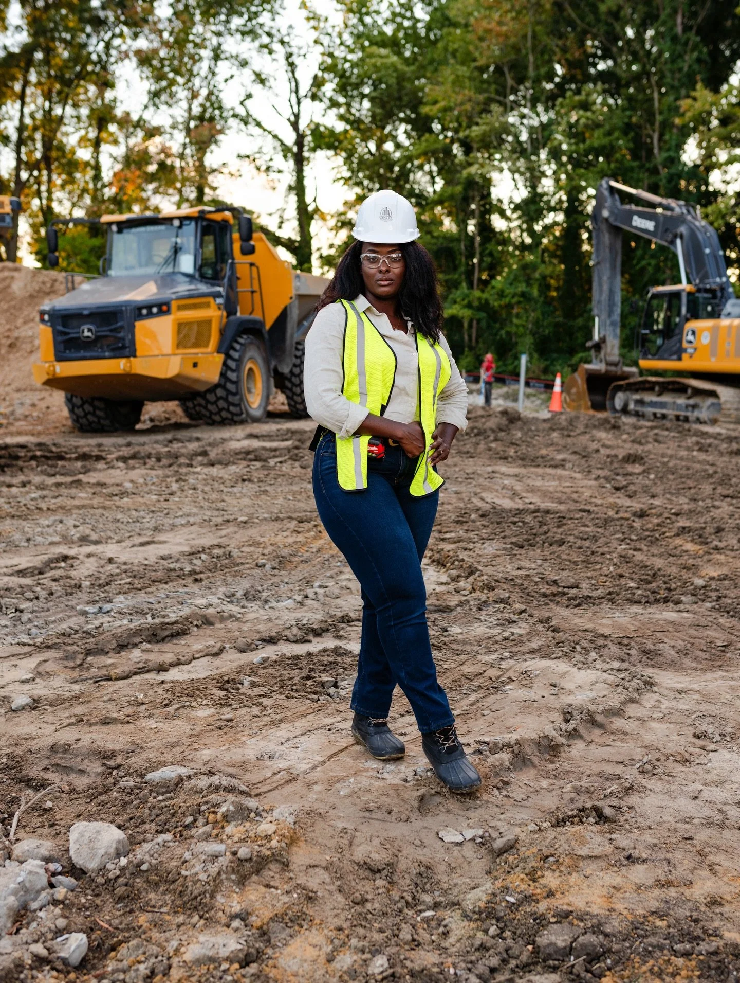 Portraiture for Raven! The boss lady in charge of @vantrabuildingservices! We’ve been in communication for a while now and so glad we finally got the chance to get to work! Excited for the future of @vantrabuildingservices!
#construction #cons