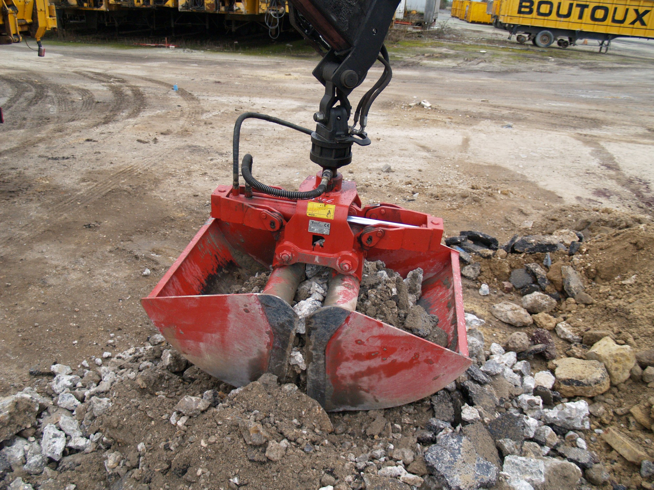 Close-up of a Rozzi Clamshell grab on a construction site.