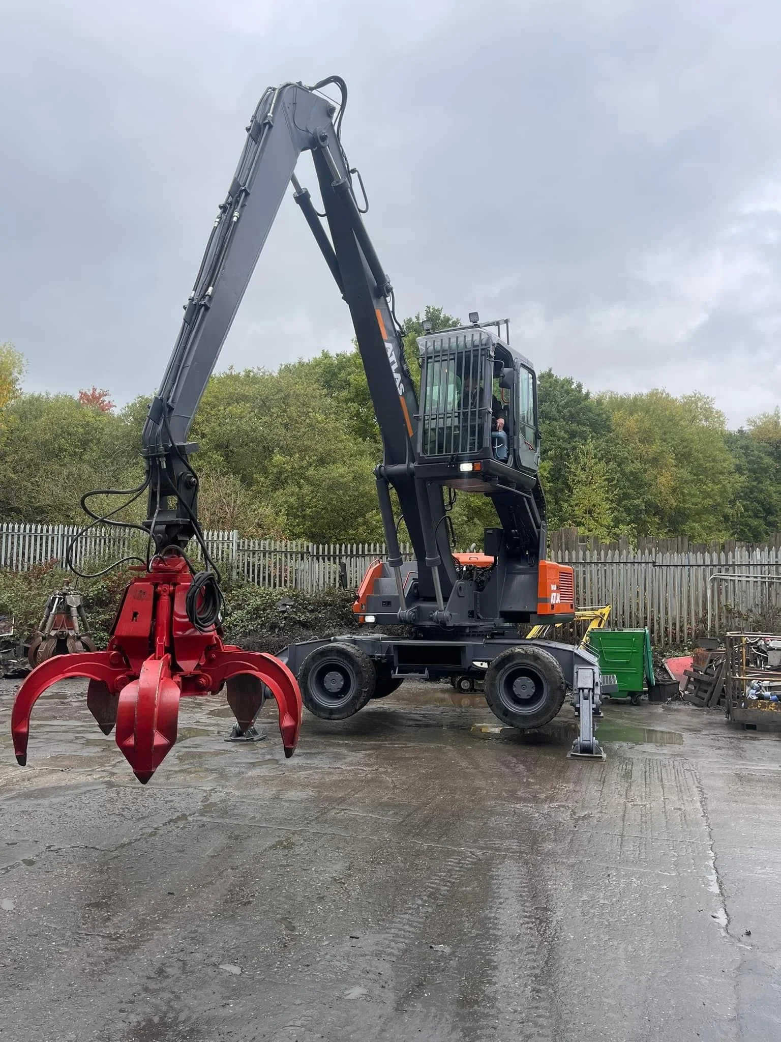 RVG550A5SL - Rozzi 5 tine grab fitted to a Atlas scrap handler. 