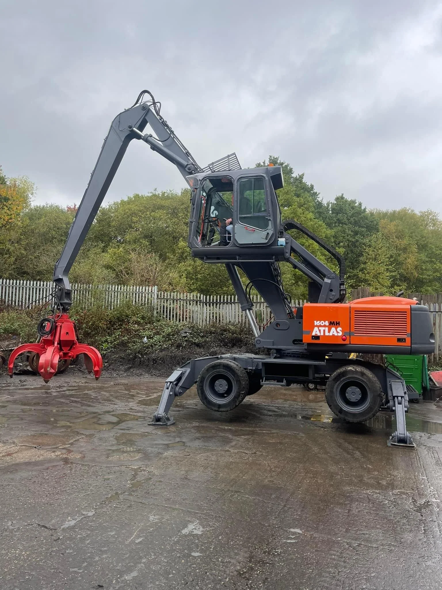 RVG550A5SL - Rozzi 5 tine grab fitted to a Atlas scrap handler. 