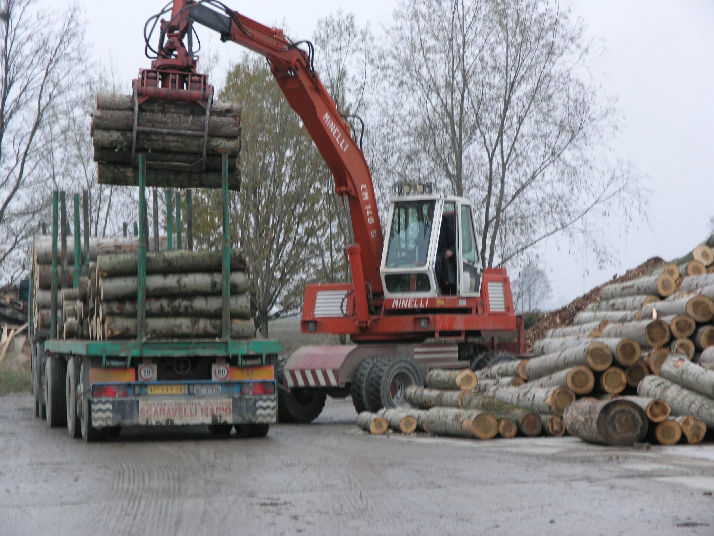 A Rozzi hydraulic log grab in forestry.