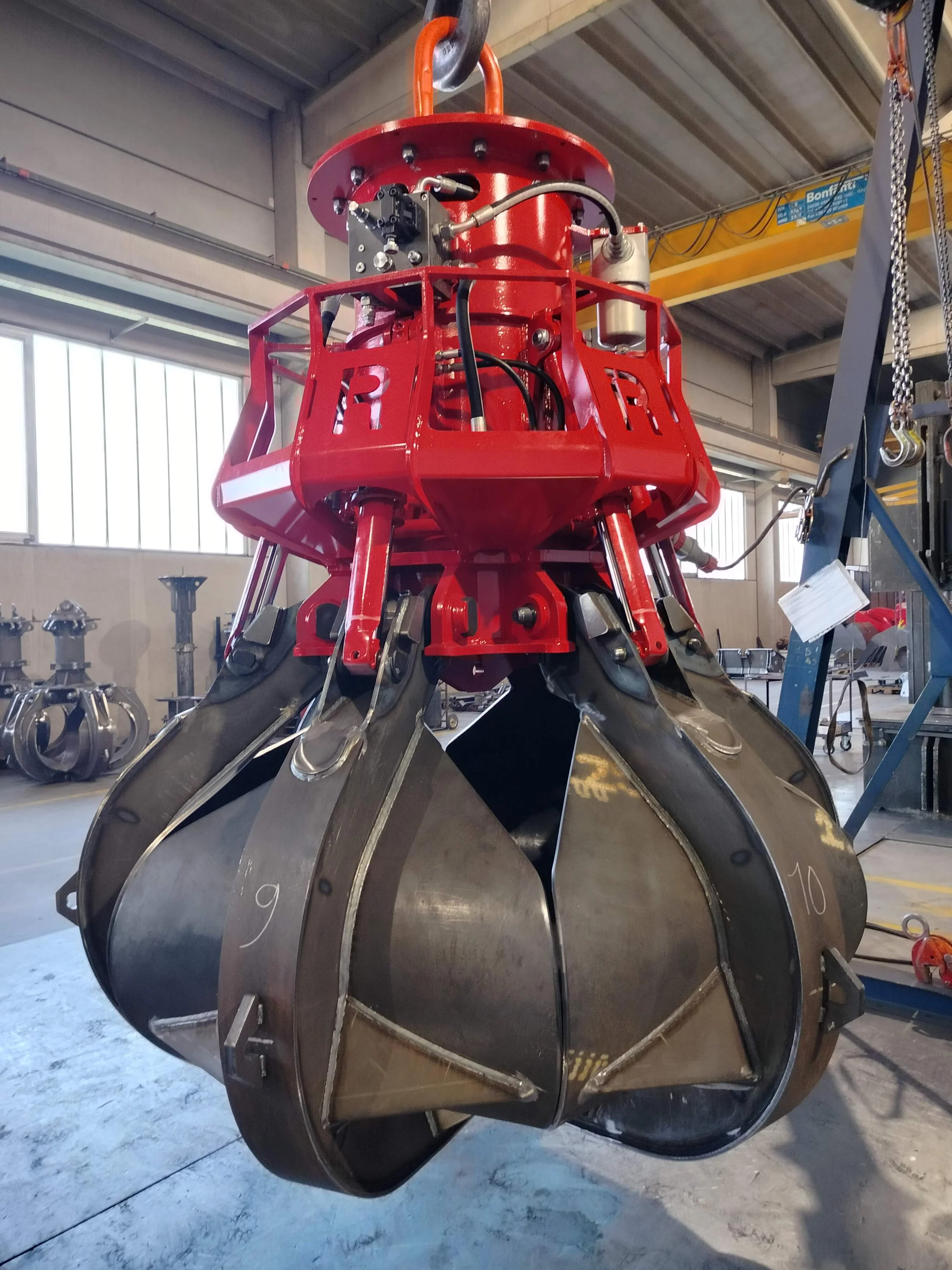 Rozzi ER1800L6PA Electro hydraulic grab in production.