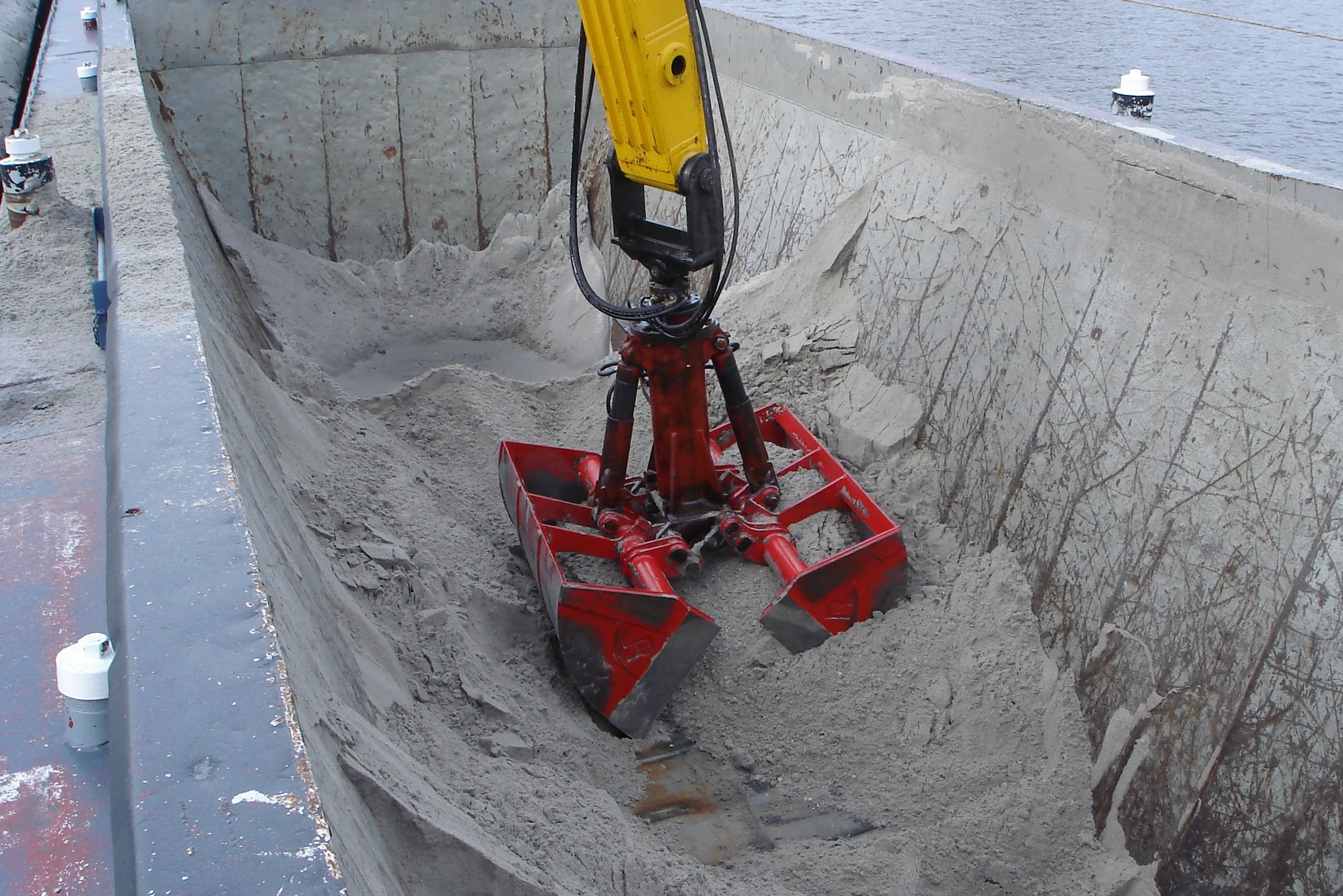 	
Close-up of a Rozzi Clamshell grab on a construction site.