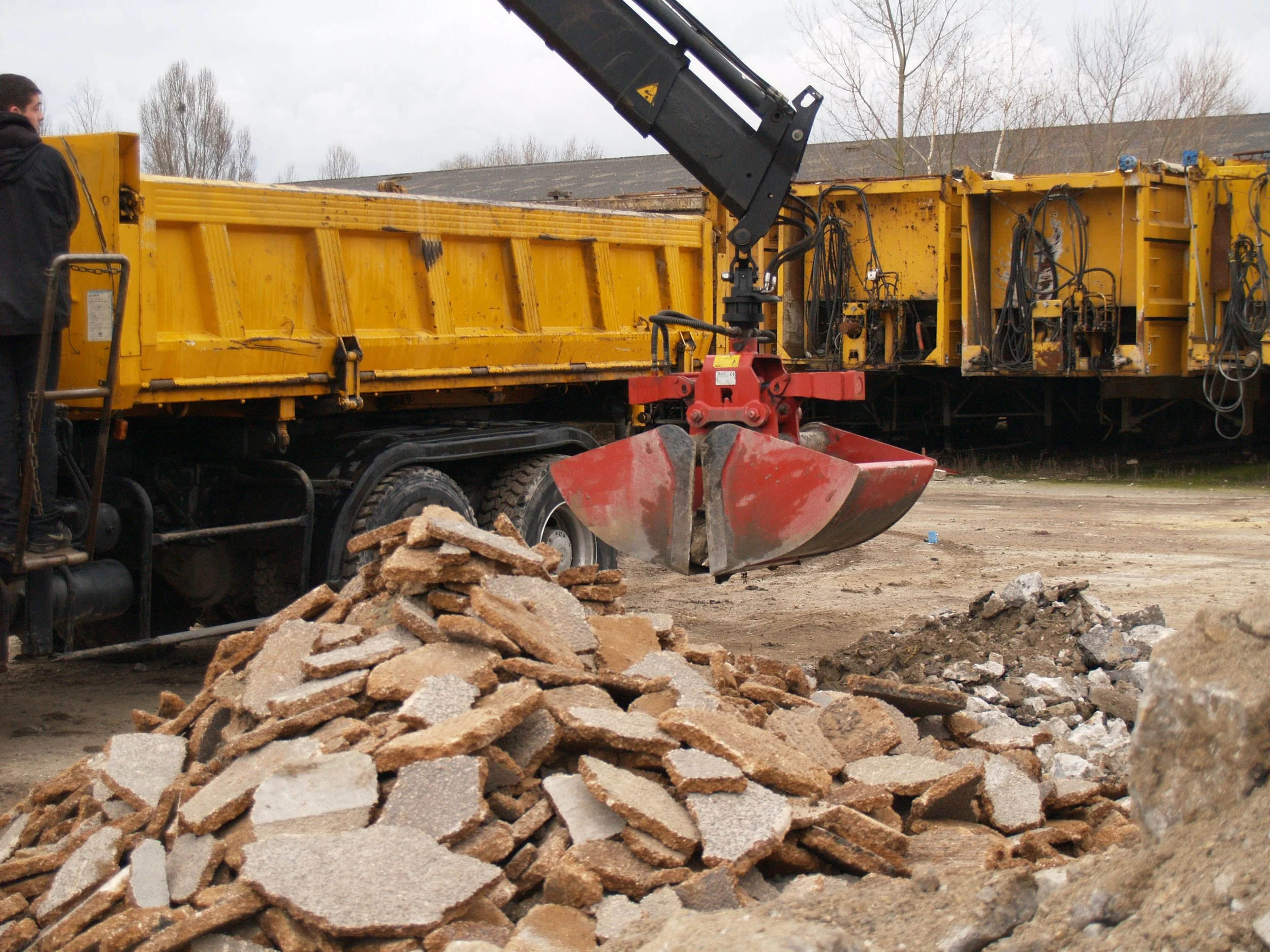 	
Close-up of a Rozzi Clamshell grab on a construction site.