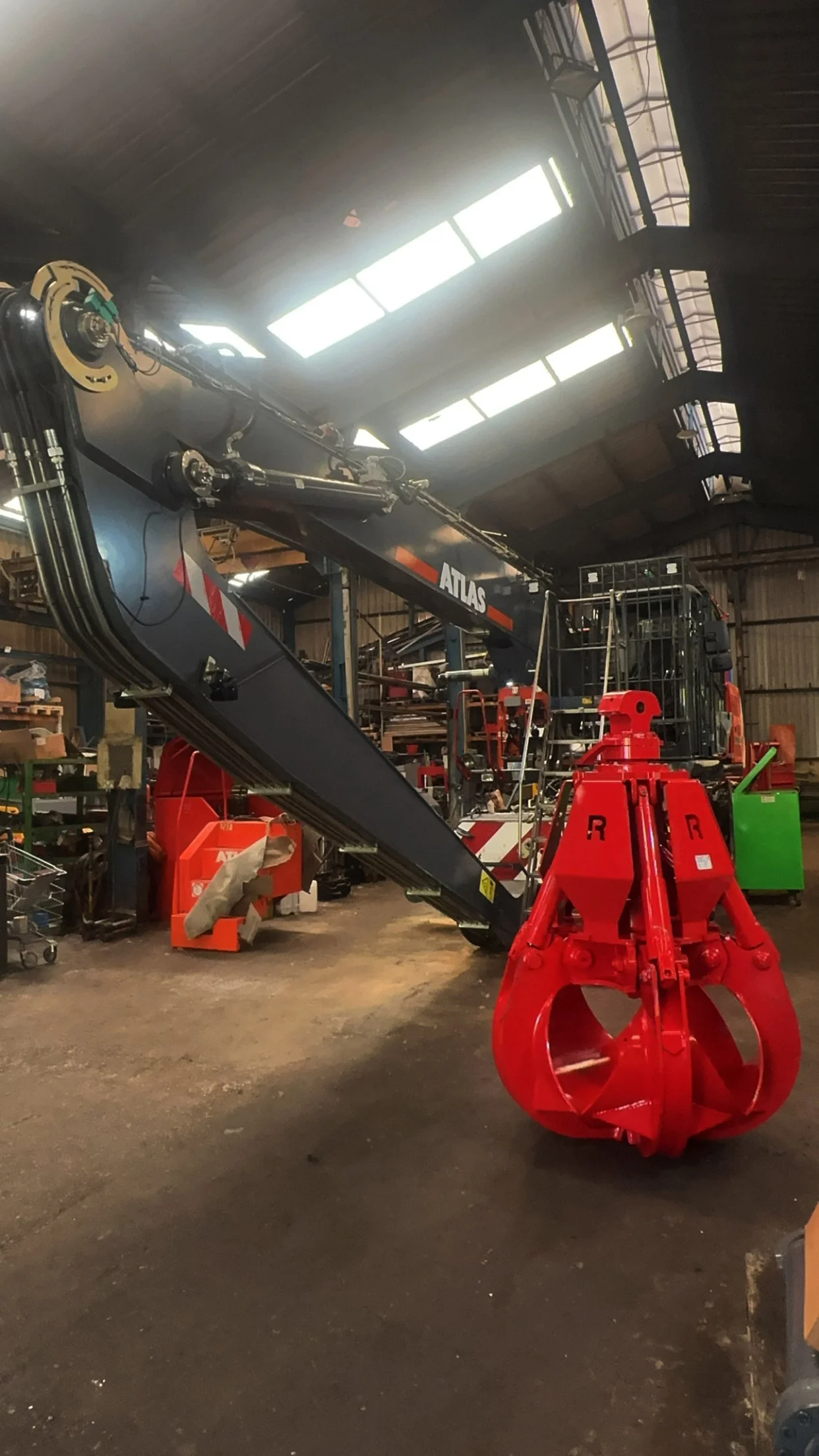RVG400B5P Rozzi Orange peel Scrap Grab with Atlas material handler