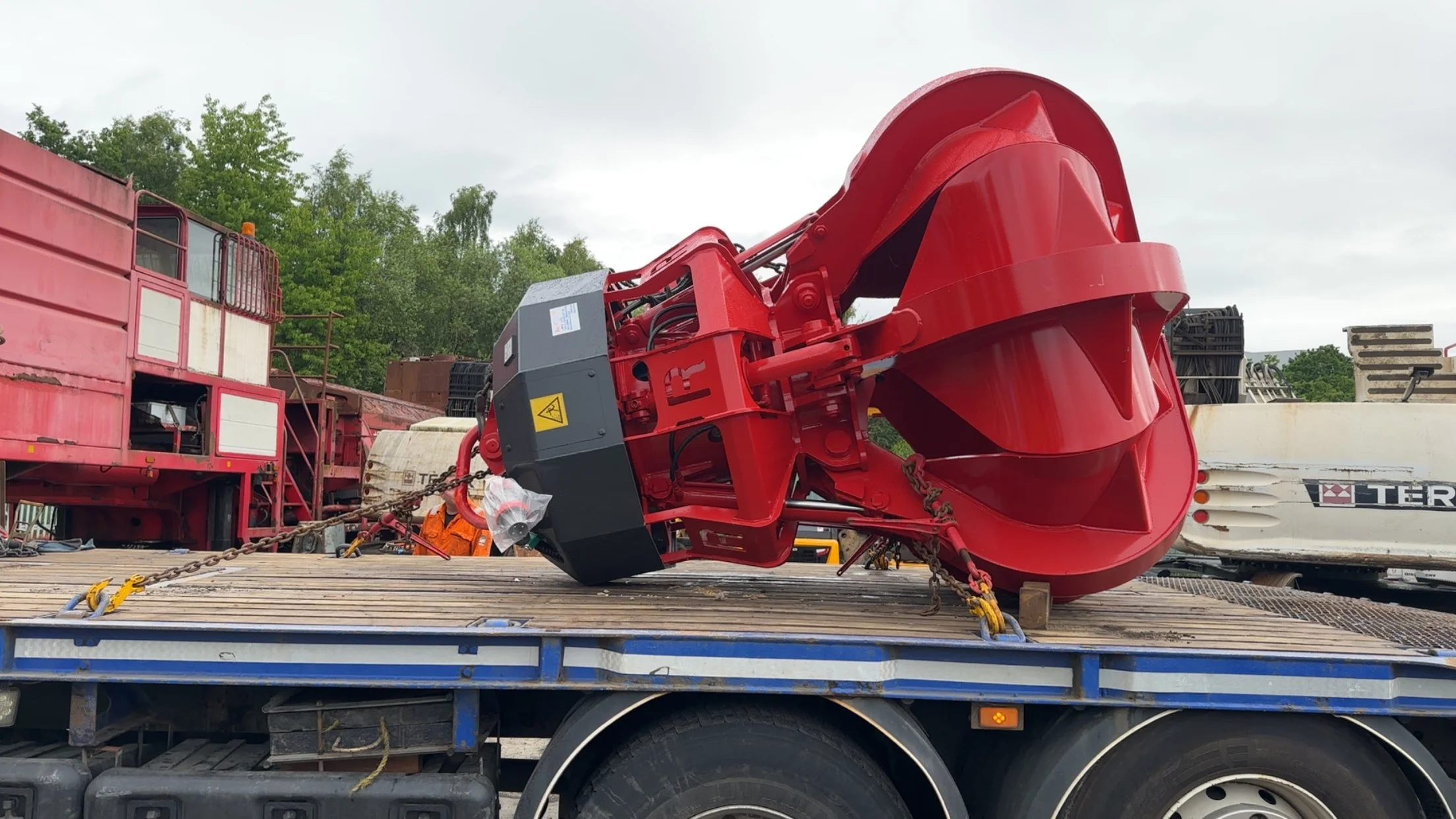 Rozzi ER1800L6PA Electro hydraulic grab. The grab features 6 fingers / fully enclosed tines.