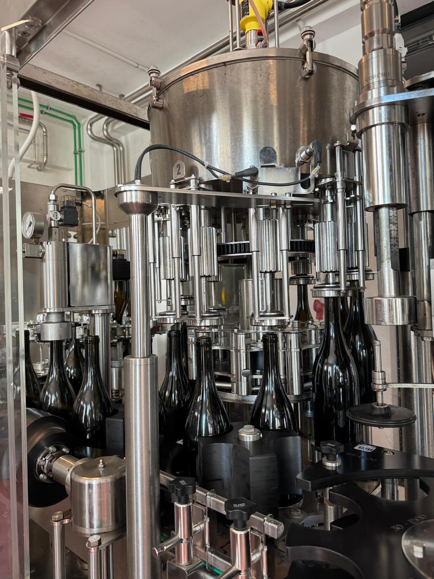 Ben aviat &hellip; novetats al mercat. 

En breve &hellip; novedades en el mercado. 

Coming soon &hellip; new products on the market. 

#vinyesformentor #mallorcawine #embotellandoemociones #videlaterrademallorca #id&iacute;l&bull;lic #escarpat #for