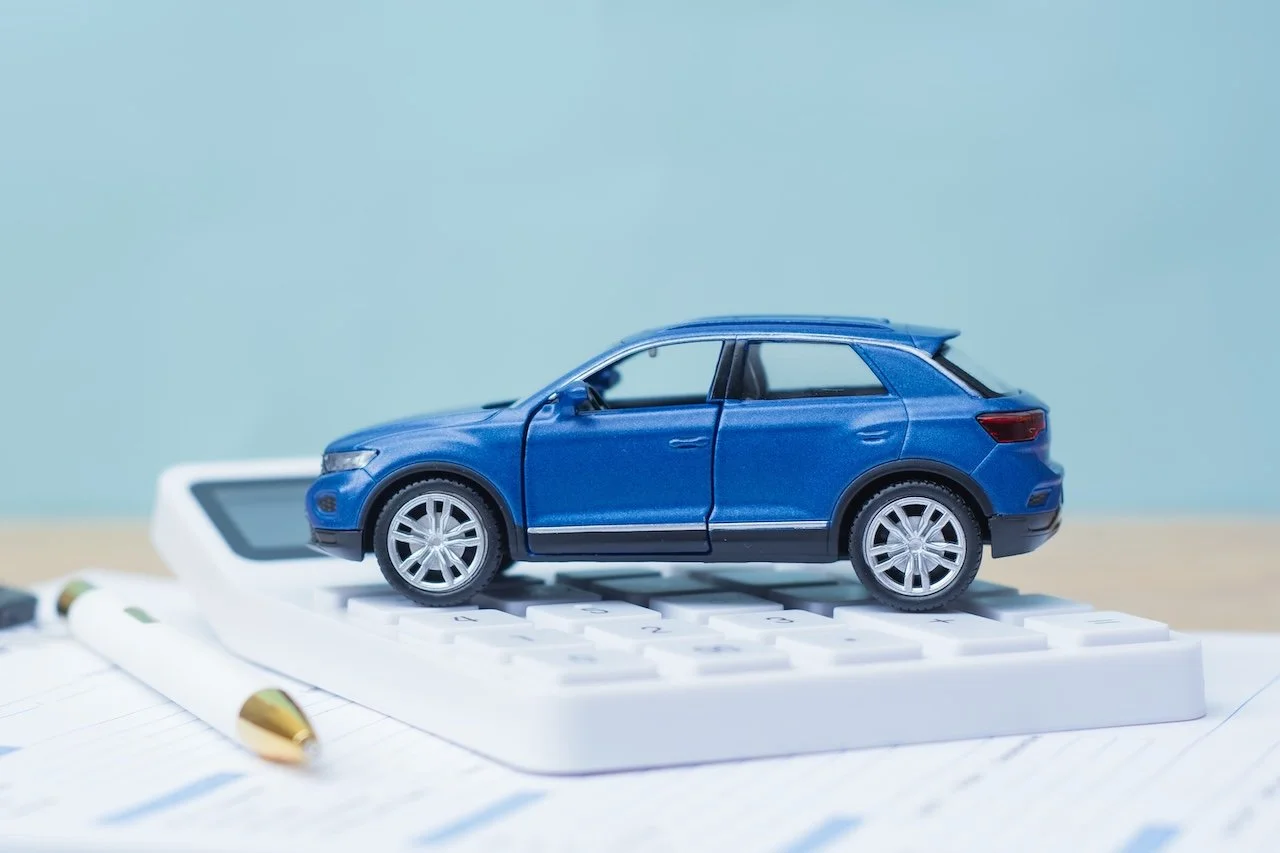 Automobilist vergelijkt autoverzekeringen WA, WA+ en all-risk voor een oudere auto