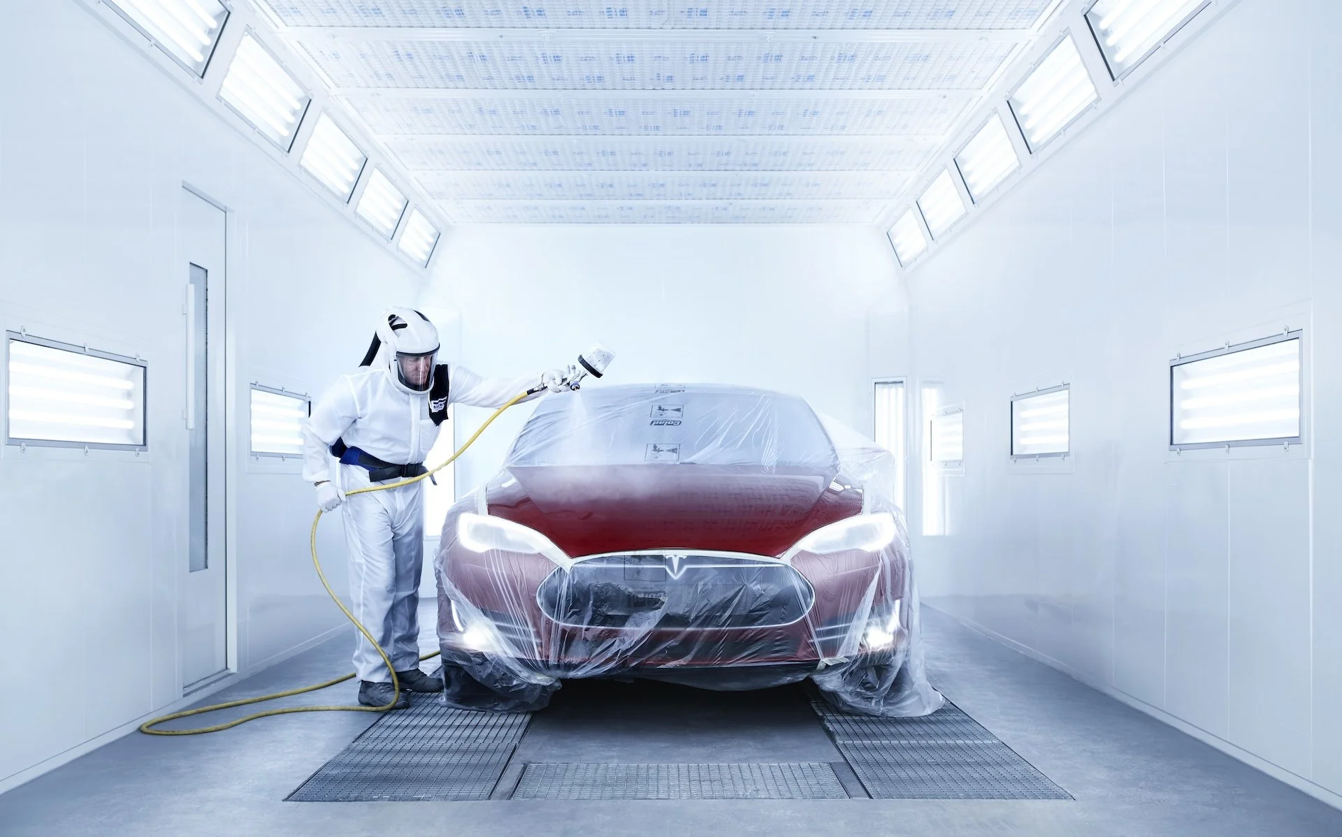Detailopname van een kleine deuk in het plaatwerk van een auto vóór professioneel uitdeuken