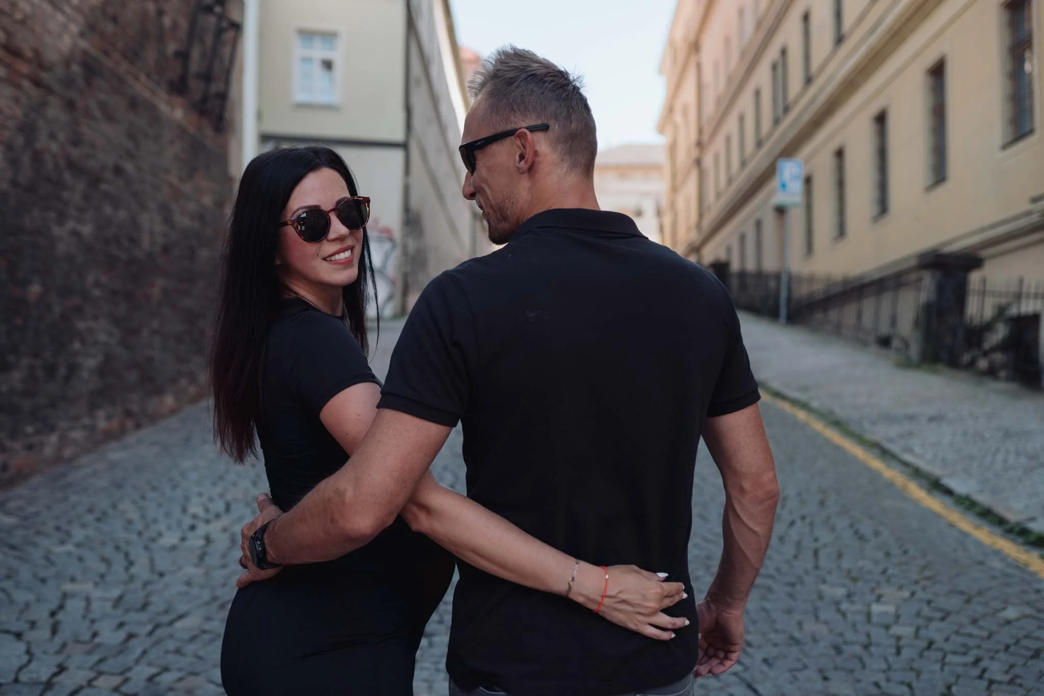 fotografie páru v černém oblečení ze sadu kdy se žena otáčí