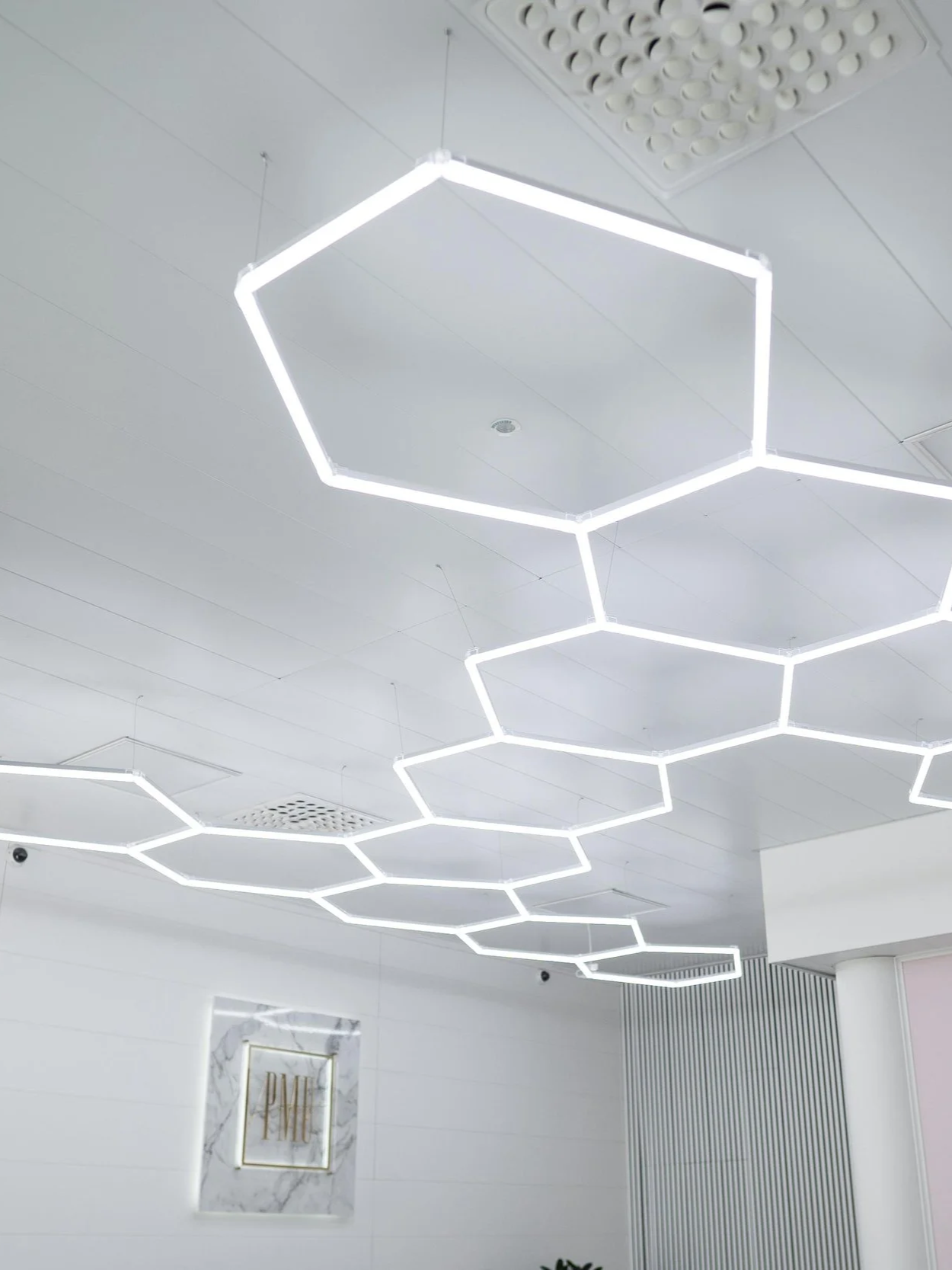 Toimistotilan hexagonimuotoiset ledvalotehosteet.
