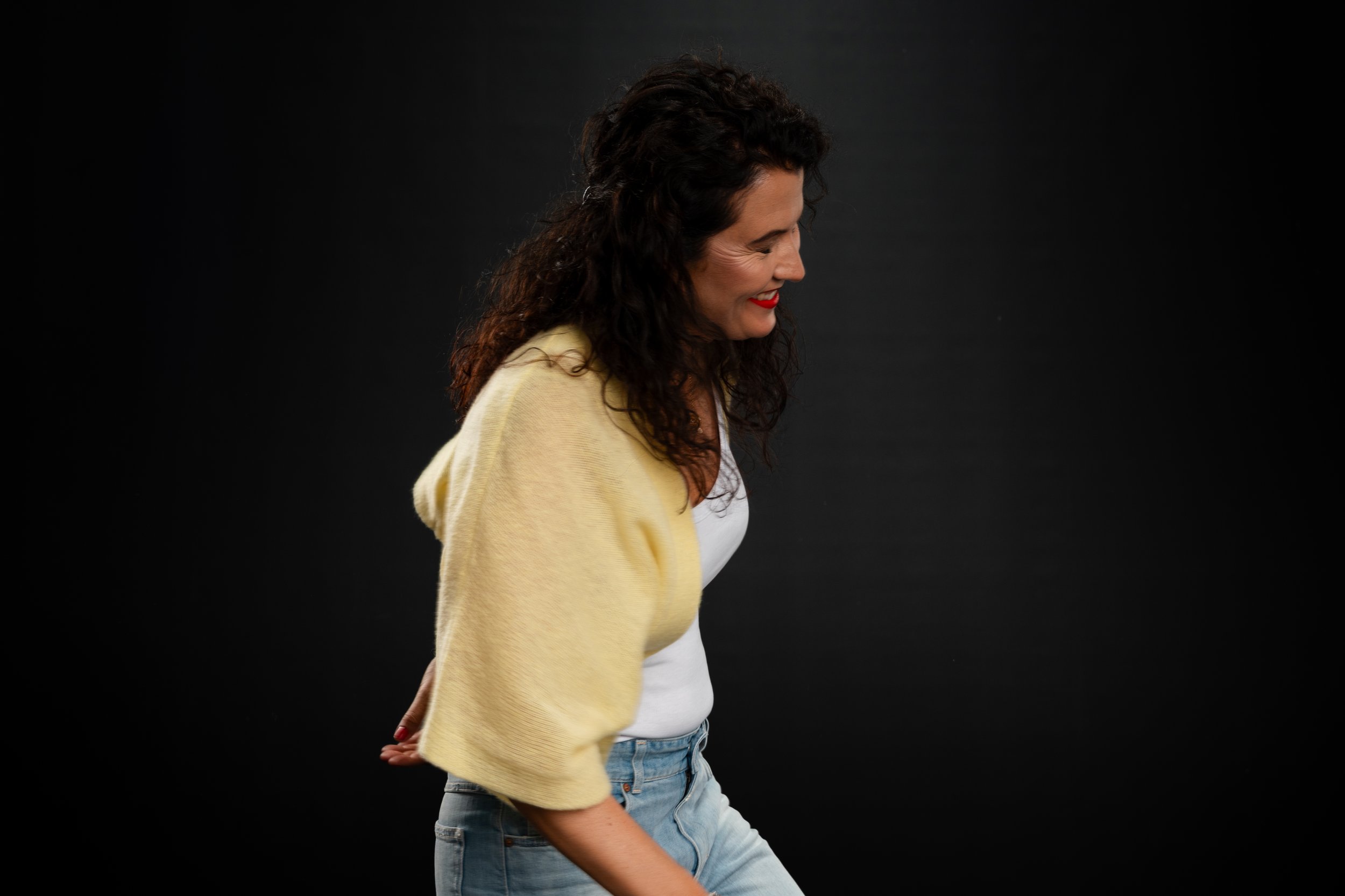 A7406770 - tanzend von der seite, schmunzelnd.jpg