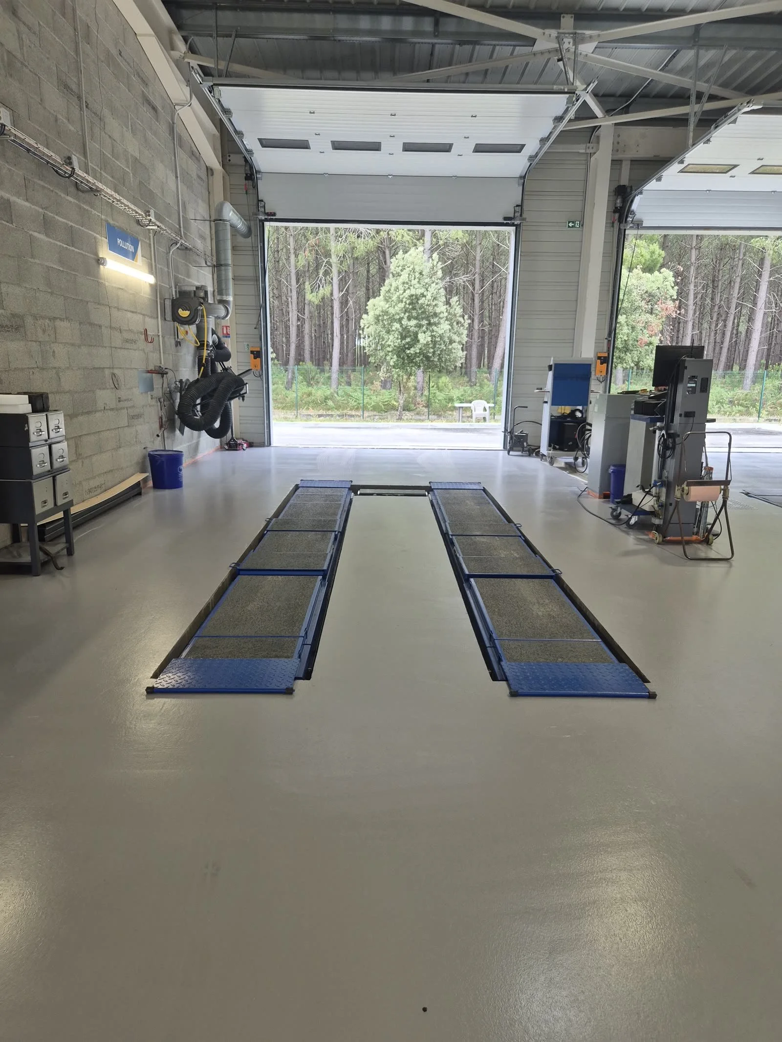 Installation portes sectionnelles atelier auto Gironde – Actiom