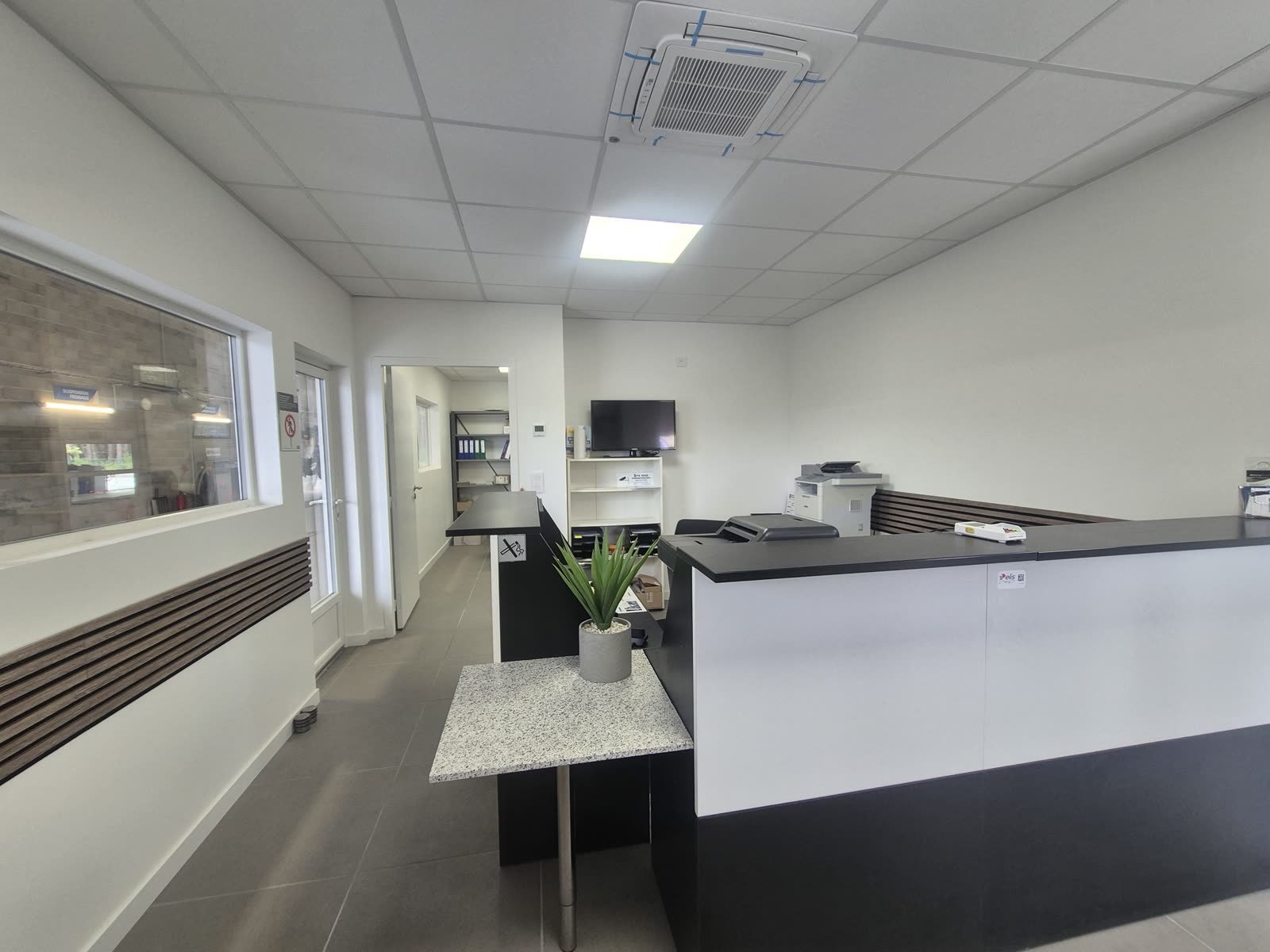 Rénovation espace accueil centre auto à Arès Actiom maître d'œuvre