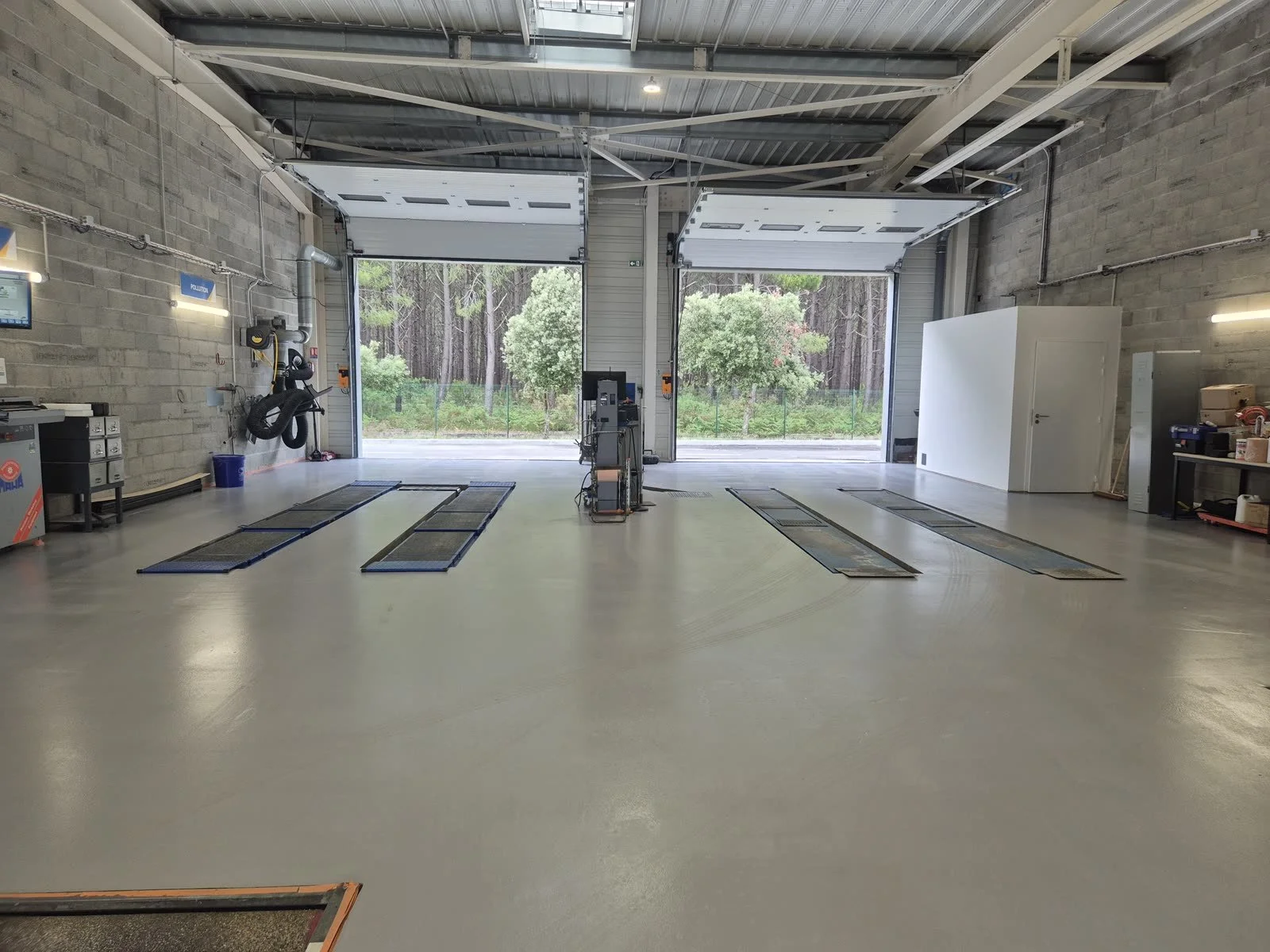 Aménagement atelier mécanique 240 m² résine époxy SODEX Auto-centre Arès