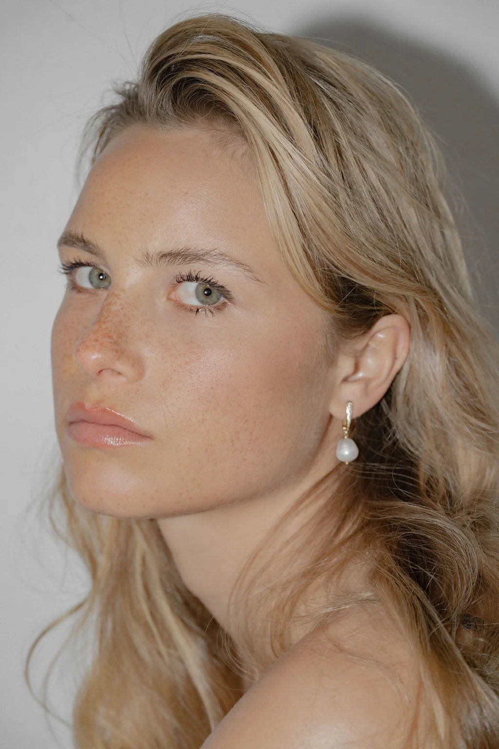 sarah-fekir-minimal-bridal-pearl-earrings.jpg