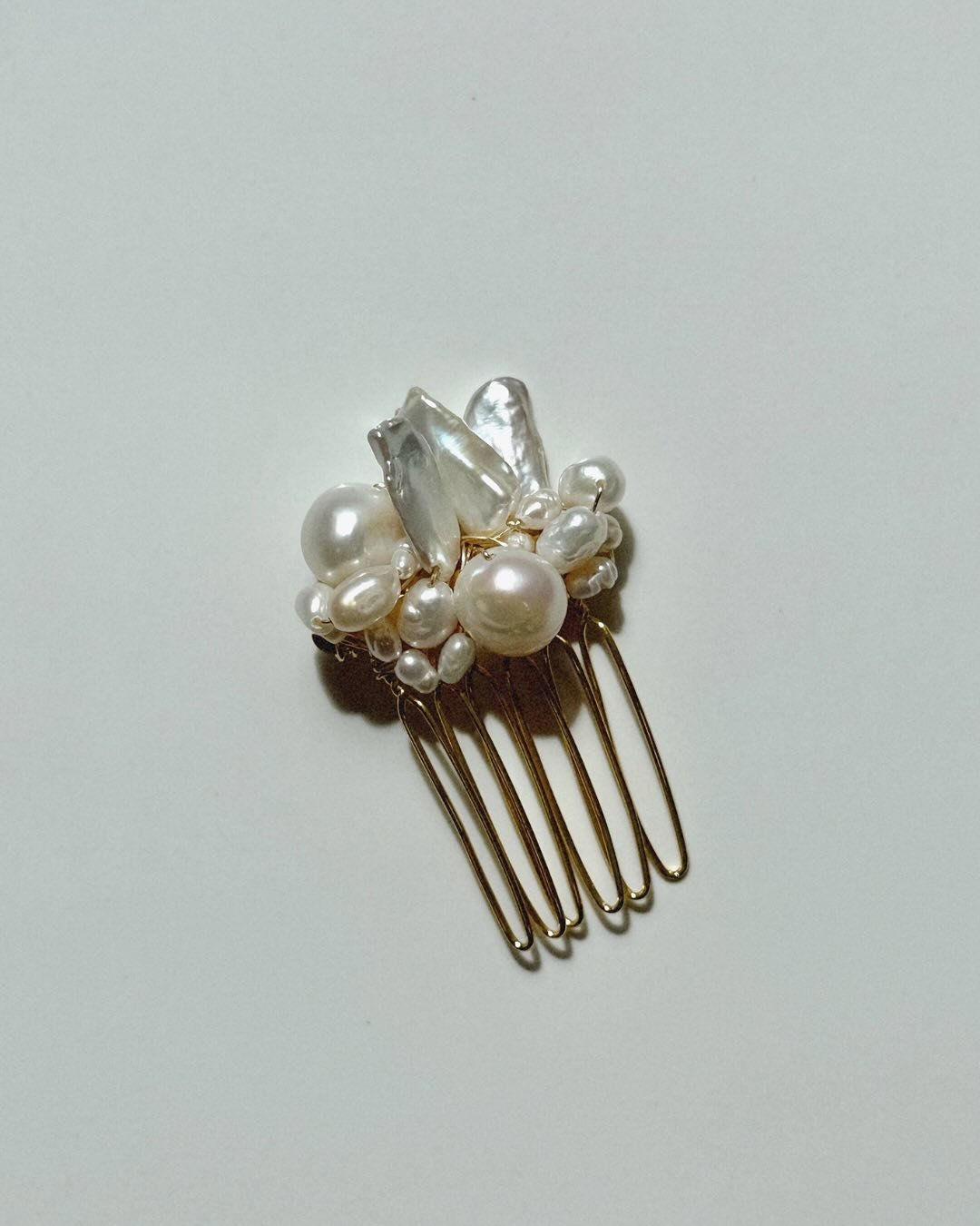 PEIGNE L&Eacute;NA

Sculptural | Intemporel | D&eacute;sirable
Le peigne en perles d&rsquo;eau douce pour une mari&eacute;e au style affirm&eacute;.

Disponible d&egrave;s maintenant sur l&rsquo;e-shop.